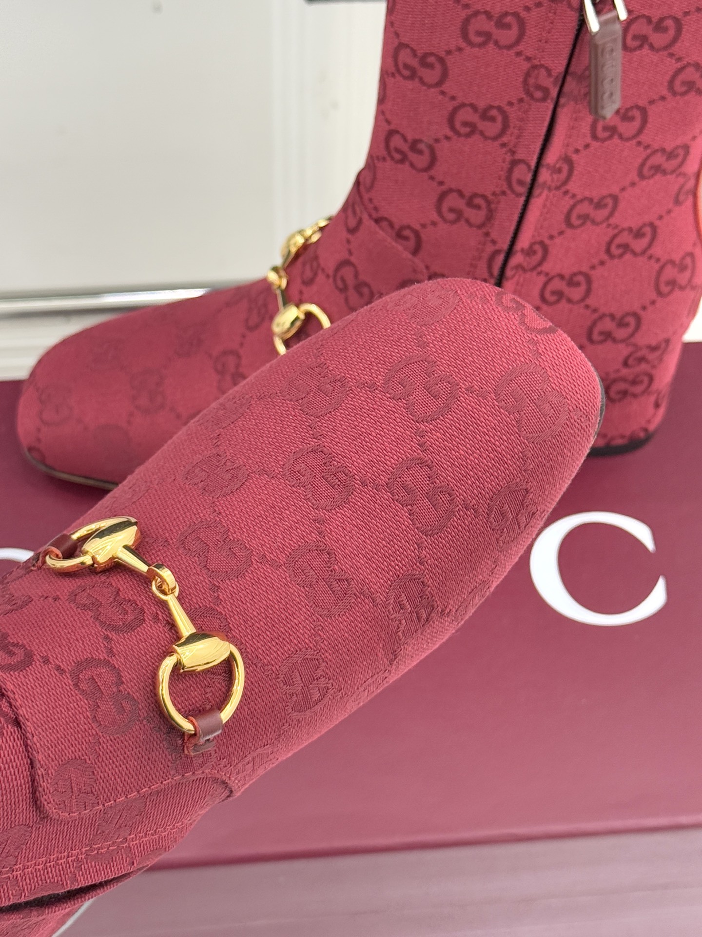 Gucci/古驰25WF新品马衔扣圆头粗跟短靴这款短靴以标志性马衔扣贯穿设计古银镀层雕琢出时光质感成为鞋