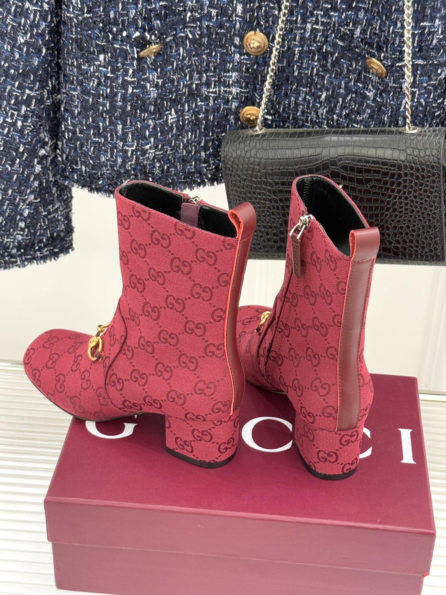 Gucci/古驰25WF新品马衔扣圆头粗跟短靴这款短靴以标志性马衔扣贯穿设计古银镀层雕琢出时光质感成为鞋