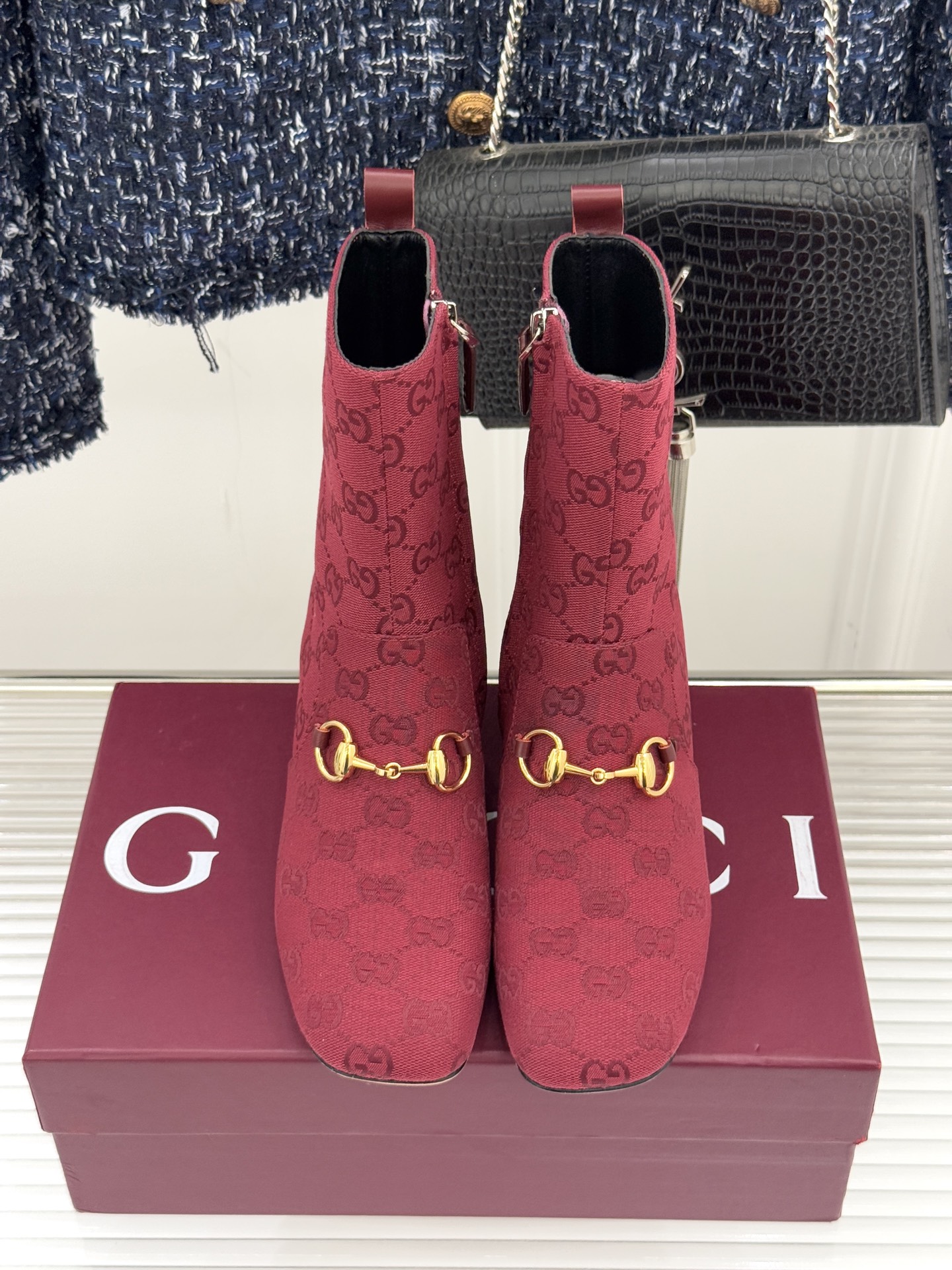 Gucci/古驰25WF新品马衔扣圆头粗跟短靴这款短靴以标志性马衔扣贯穿设计古银镀层雕琢出时光质感成为鞋