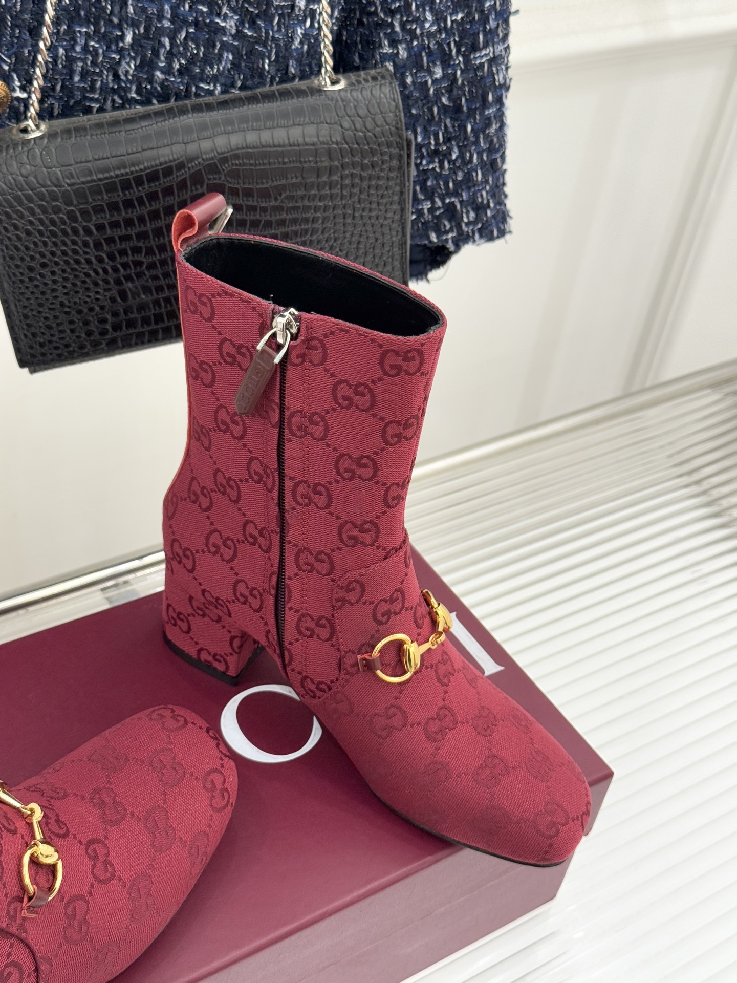 Gucci/古驰25WF新品马衔扣圆头粗跟短靴这款短靴以标志性马衔扣贯穿设计古银镀层雕琢出时光质感成为鞋