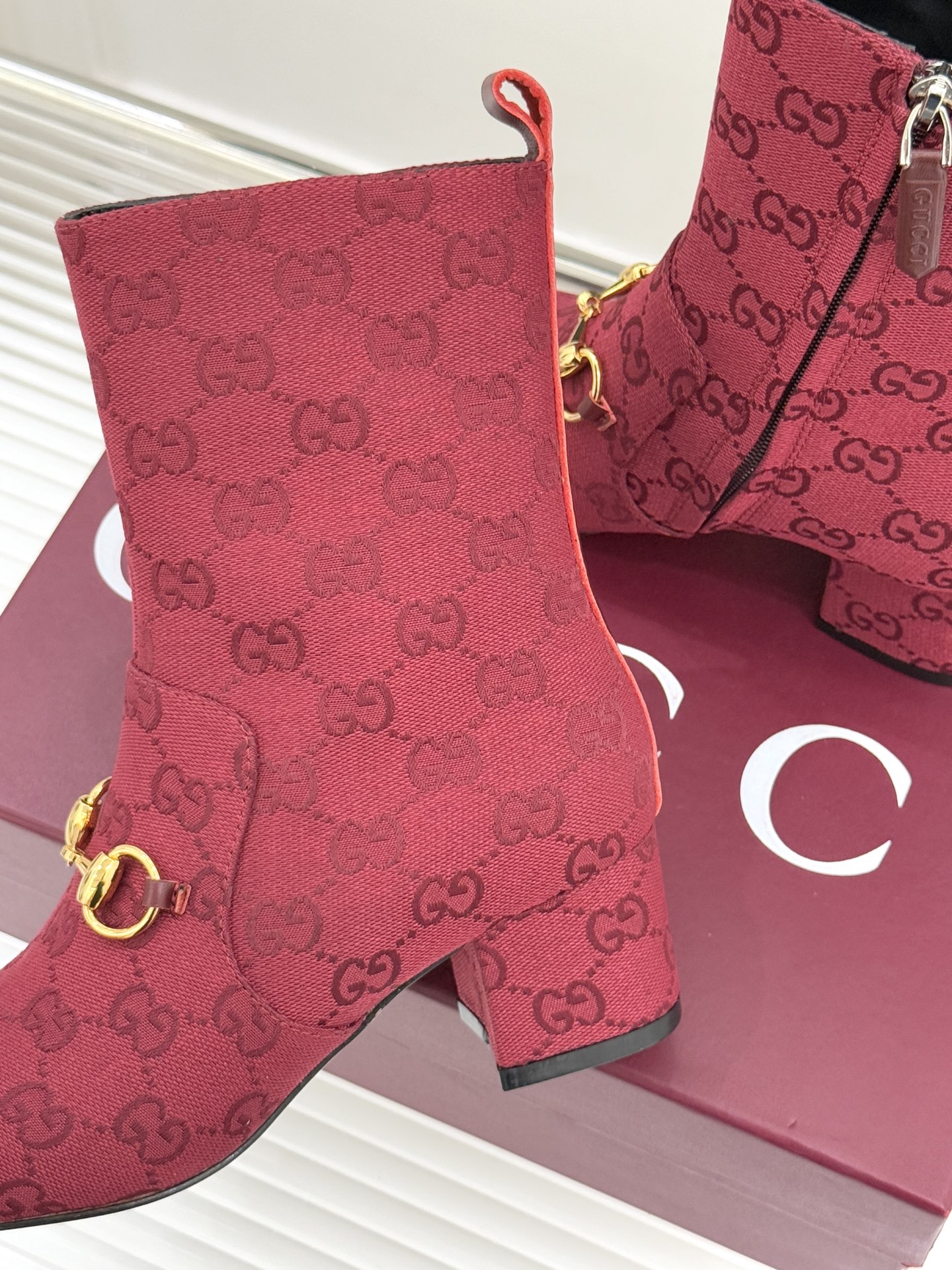 Gucci/古驰25WF新品马衔扣圆头粗跟短靴这款短靴以标志性马衔扣贯穿设计古银镀层雕琢出时光质感成为鞋