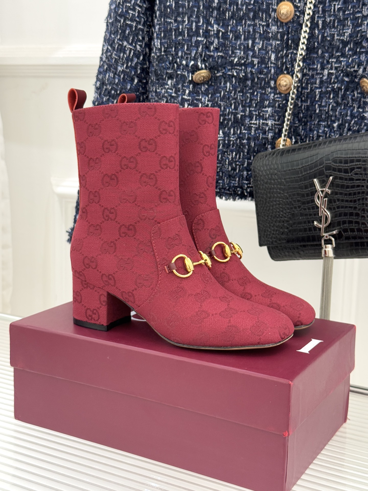 Gucci/古驰25WF新品马衔扣圆头粗跟短靴这款短靴以标志性马衔扣贯穿设计古银镀层雕琢出时光质感成为鞋