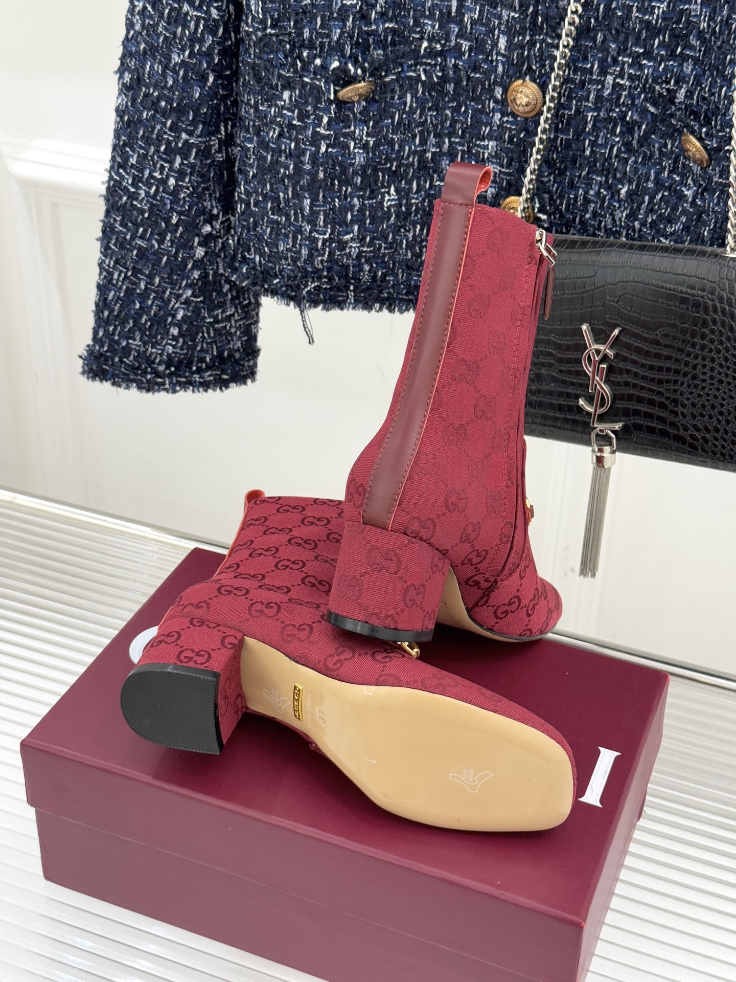 Gucci/古驰25WF新品马衔扣圆头粗跟短靴这款短靴以标志性马衔扣贯穿设计古银镀层雕琢出时光质感成为鞋