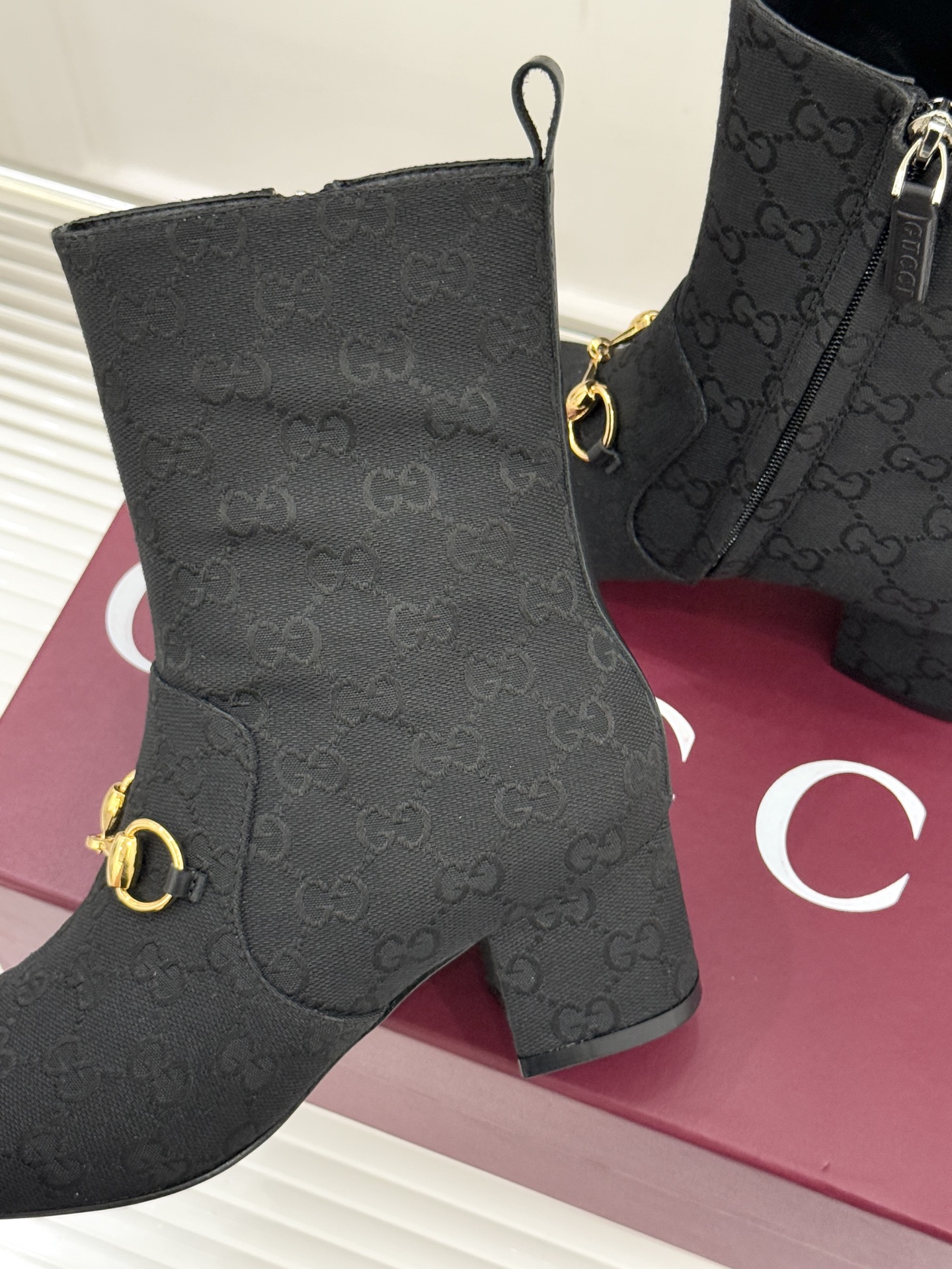 Gucci/古驰25WF新品马衔扣圆头粗跟短靴这款短靴以标志性马衔扣贯穿设计古银镀层雕琢出时光质感成为鞋