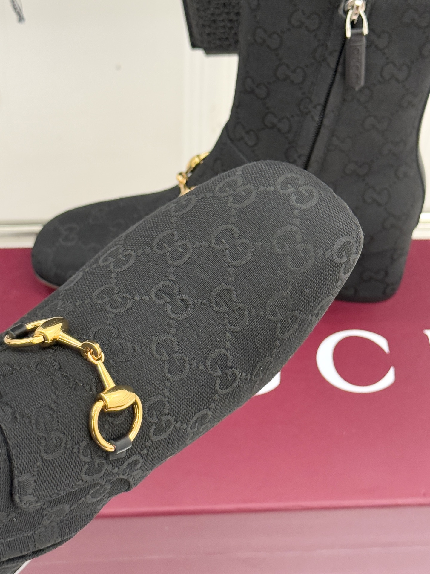 Gucci/古驰25WF新品马衔扣圆头粗跟短靴这款短靴以标志性马衔扣贯穿设计古银镀层雕琢出时光质感成为鞋