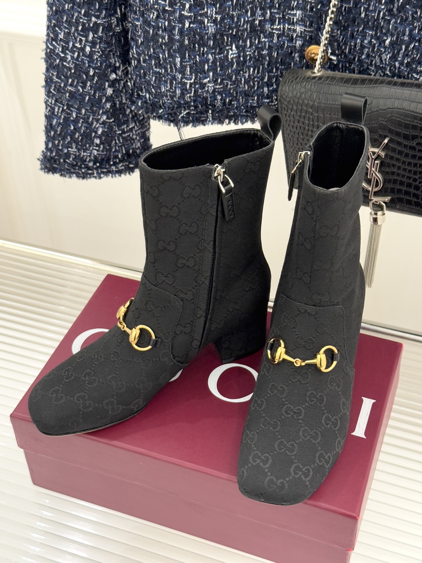 Gucci/古驰25WF新品马衔扣圆头粗跟短靴这款短靴以标志性马衔扣贯穿设计古银镀层雕琢出时光质感成为鞋