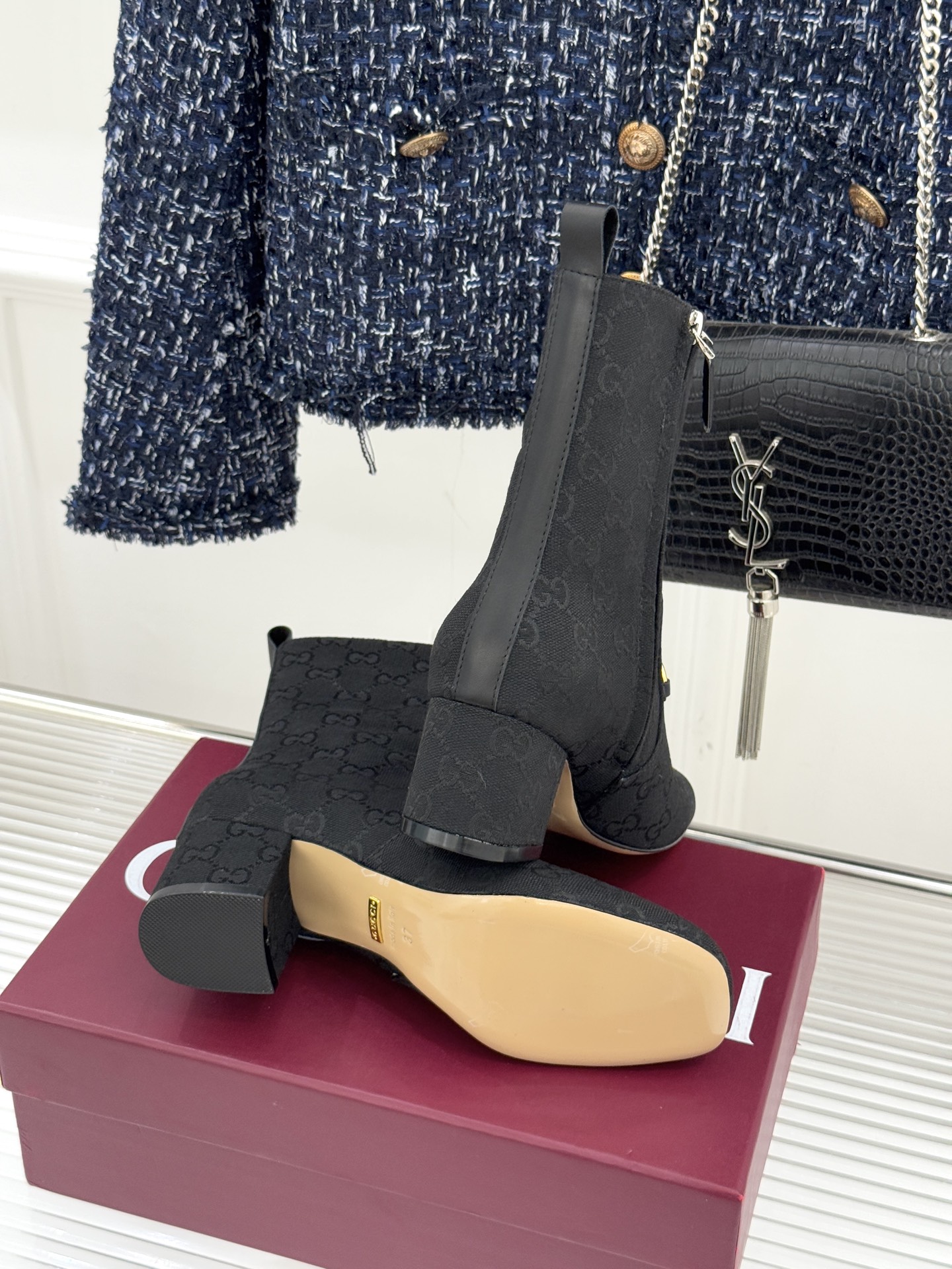 Gucci/古驰25WF新品马衔扣圆头粗跟短靴这款短靴以标志性马衔扣贯穿设计古银镀层雕琢出时光质感成为鞋