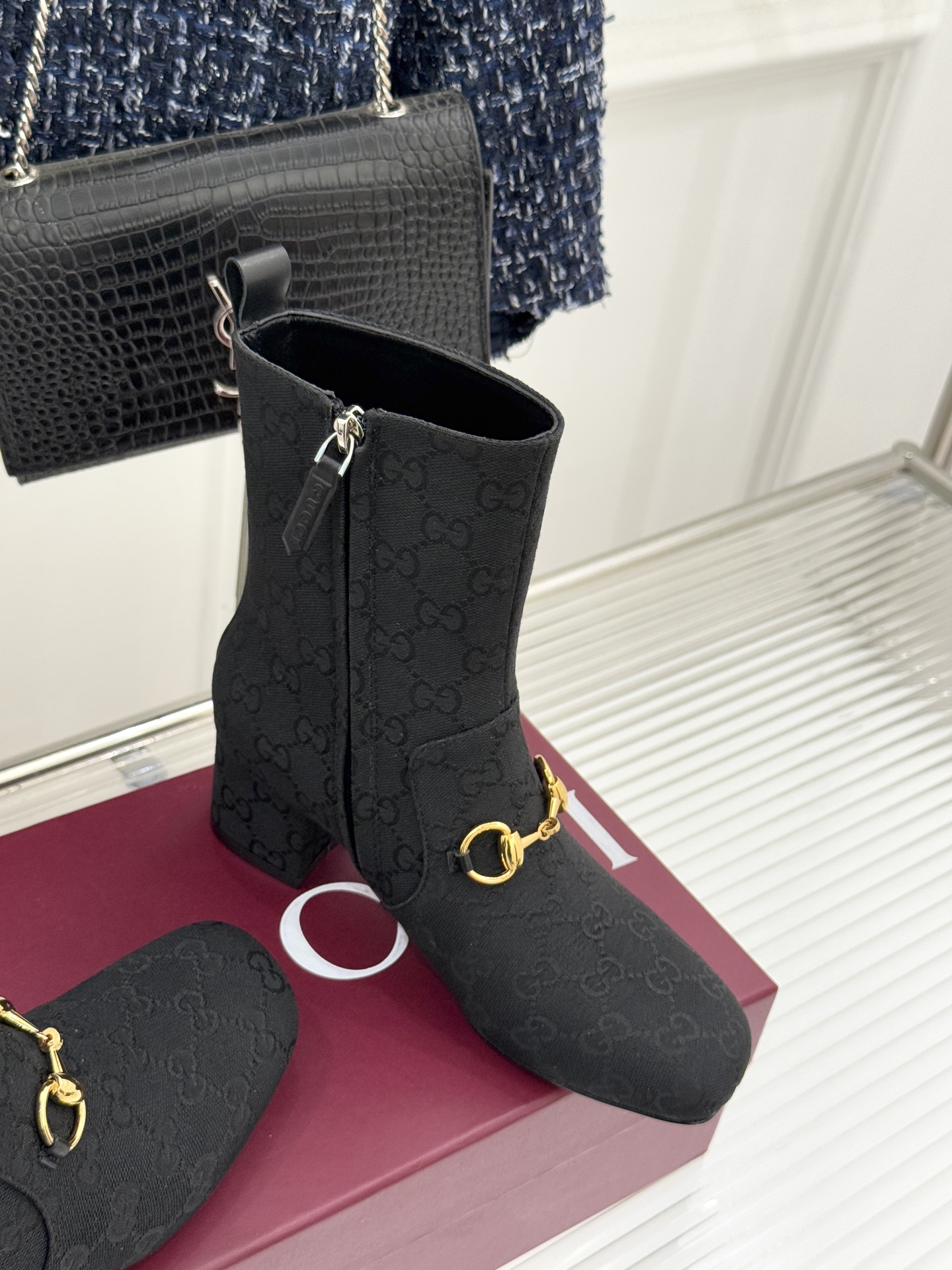 Gucci/古驰25WF新品马衔扣圆头粗跟短靴这款短靴以标志性马衔扣贯穿设计古银镀层雕琢出时光质感成为鞋