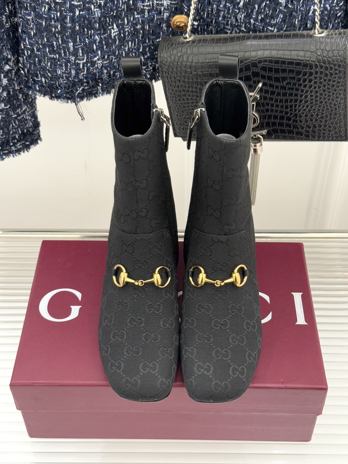 Gucci/古驰25WF新品马衔扣圆头粗跟短靴这款短靴以标志性马衔扣贯穿设计古银镀层雕琢出时光质感成为鞋