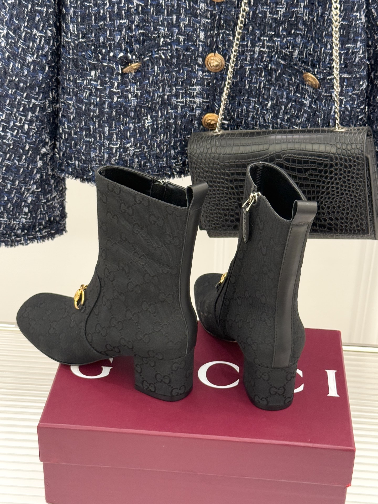 Gucci/古驰25WF新品马衔扣圆头粗跟短靴这款短靴以标志性马衔扣贯穿设计古银镀层雕琢出时光质感成为鞋