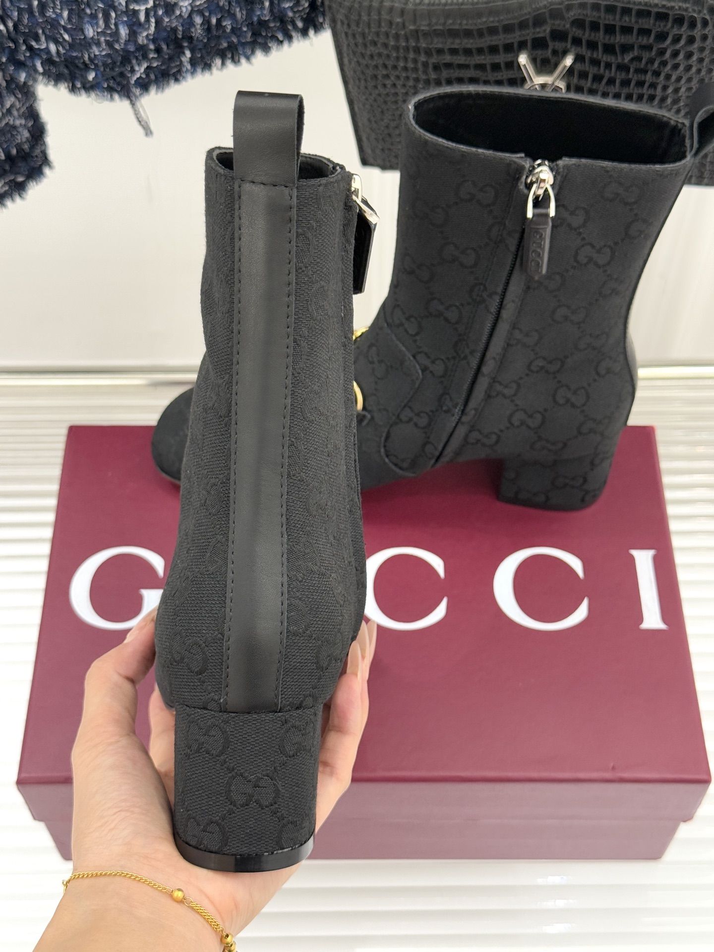 Gucci/古驰25WF新品马衔扣圆头粗跟短靴这款短靴以标志性马衔扣贯穿设计古银镀层雕琢出时光质感成为鞋