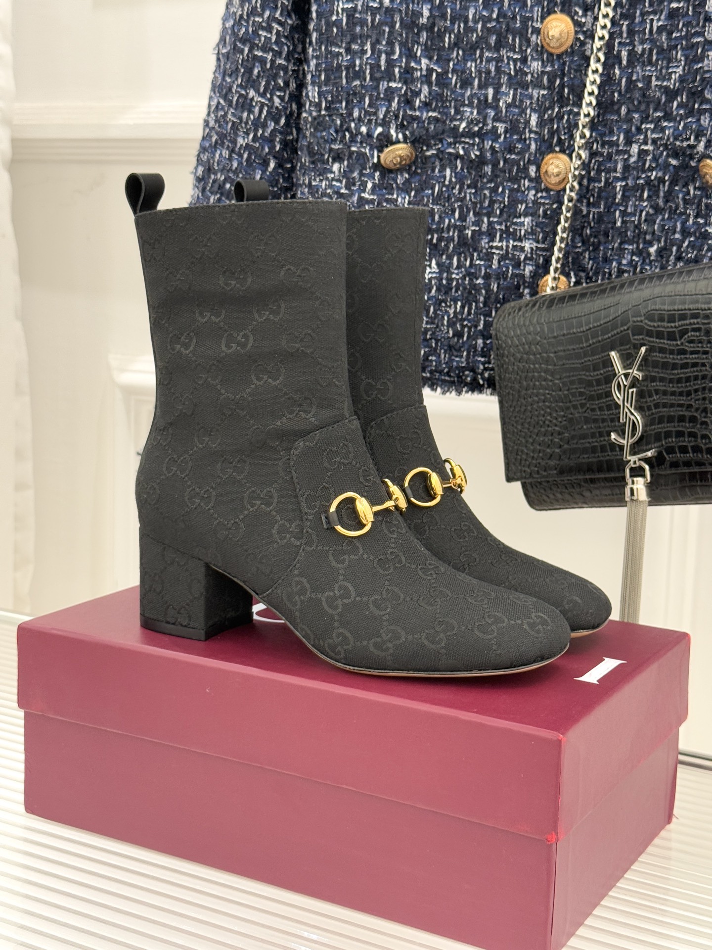 Gucci/古驰25WF新品马衔扣圆头粗跟短靴这款短靴以标志性马衔扣贯穿设计古银镀层雕琢出时光质感成为鞋