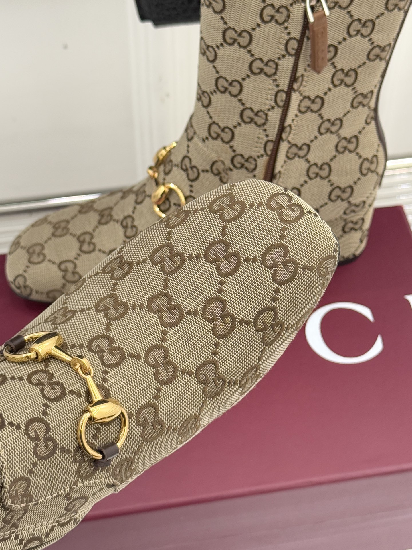 Gucci/古驰25WF新品马衔扣圆头粗跟短靴这款短靴以标志性马衔扣贯穿设计古银镀层雕琢出时光质感成为鞋