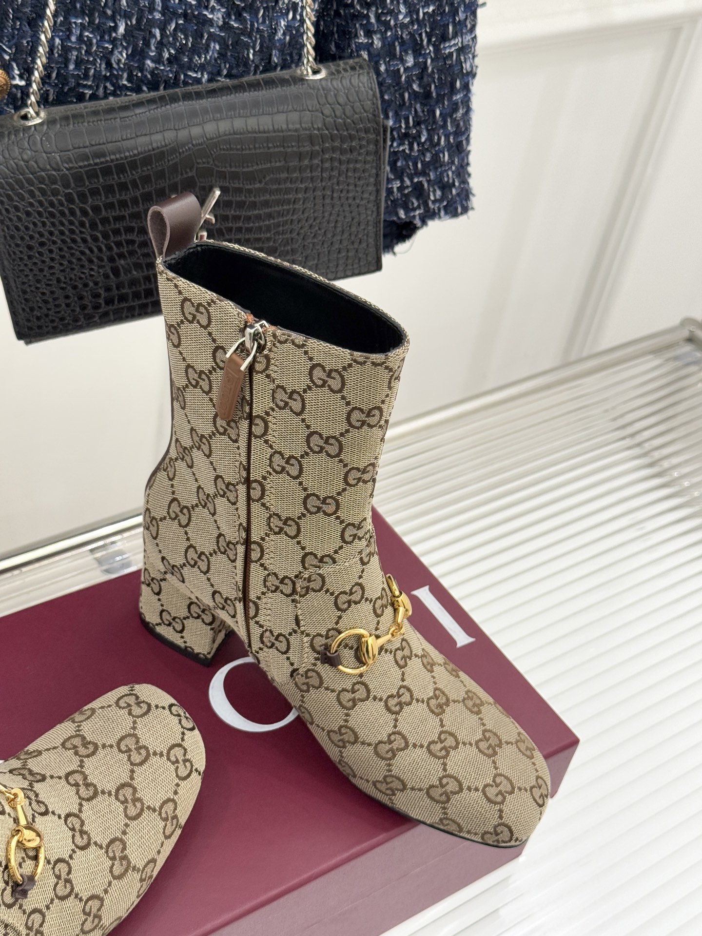 Gucci/古驰25WF新品马衔扣圆头粗跟短靴这款短靴以标志性马衔扣贯穿设计古银镀层雕琢出时光质感成为鞋