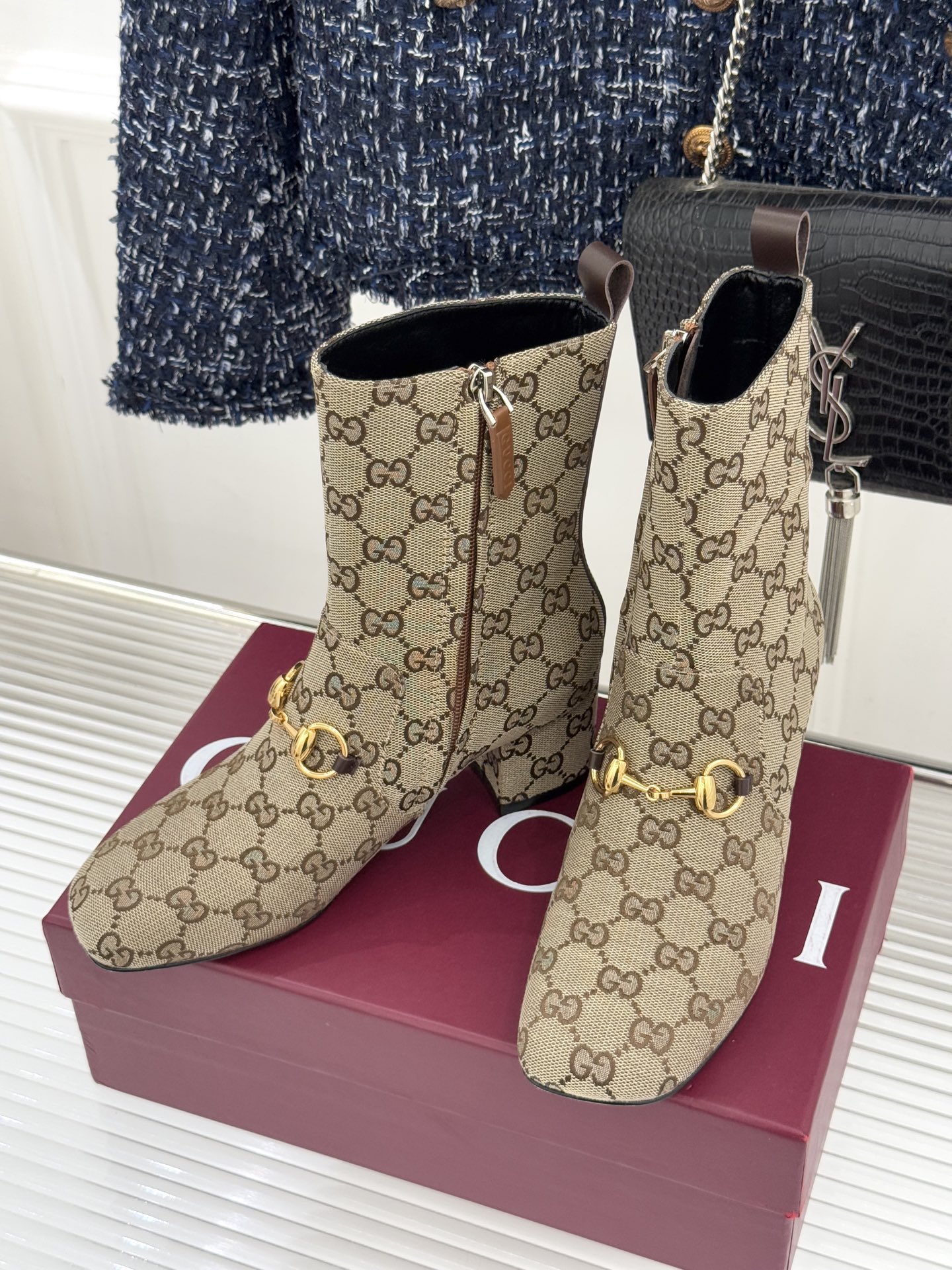 Gucci/古驰25WF新品马衔扣圆头粗跟短靴这款短靴以标志性马衔扣贯穿设计古银镀层雕琢出时光质感成为鞋