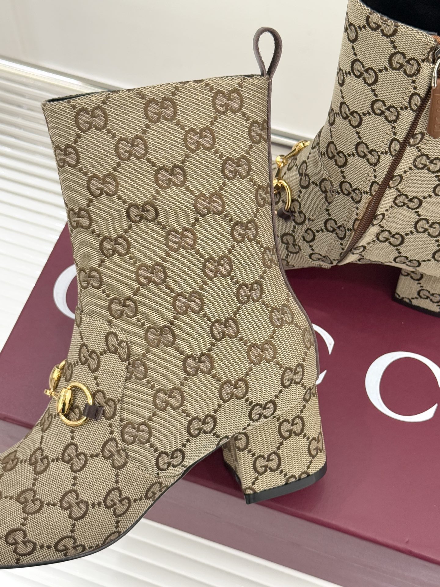 Gucci/古驰25WF新品马衔扣圆头粗跟短靴这款短靴以标志性马衔扣贯穿设计古银镀层雕琢出时光质感成为鞋