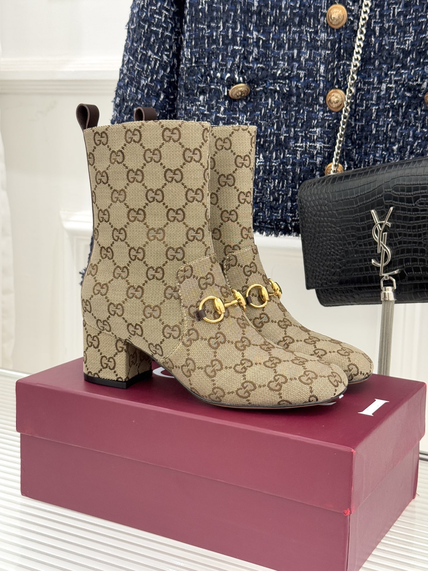 Gucci/古驰25WF新品马衔扣圆头粗跟短靴这款短靴以标志性马衔扣贯穿设计古银镀层雕琢出时光质感成为鞋