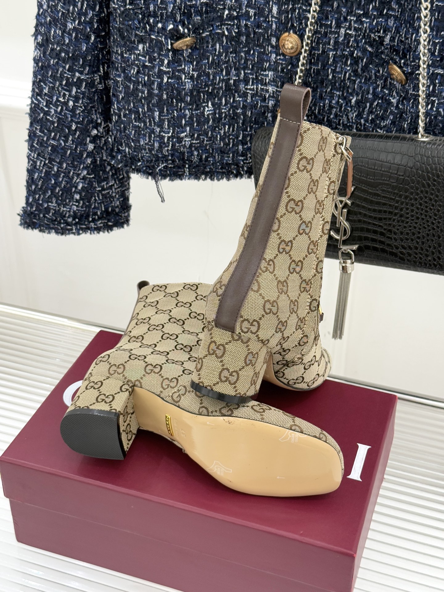 Gucci/古驰25WF新品马衔扣圆头粗跟短靴这款短靴以标志性马衔扣贯穿设计古银镀层雕琢出时光质感成为鞋