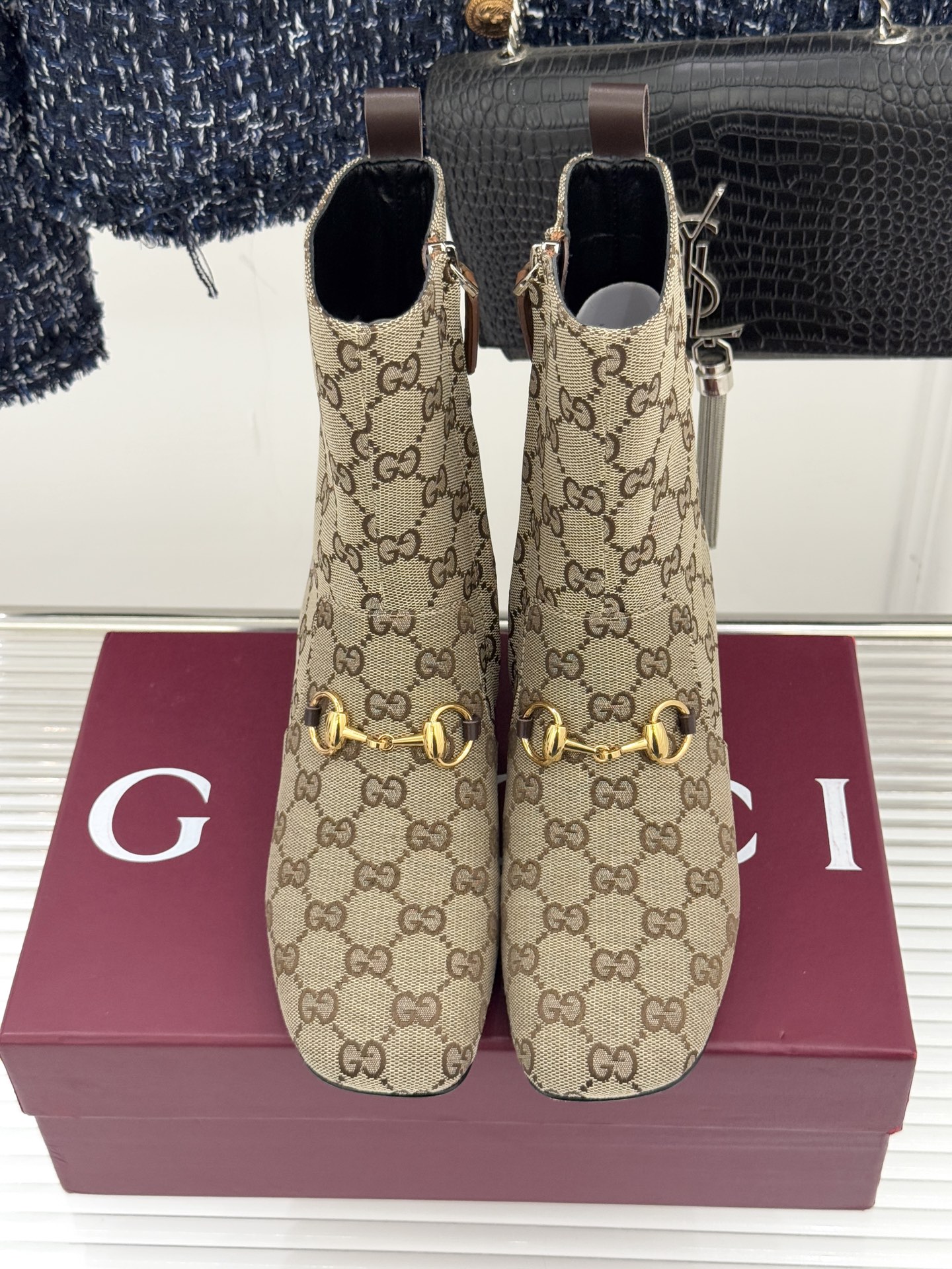 Gucci/古驰25WF新品马衔扣圆头粗跟短靴这款短靴以标志性马衔扣贯穿设计古银镀层雕琢出时光质感成为鞋