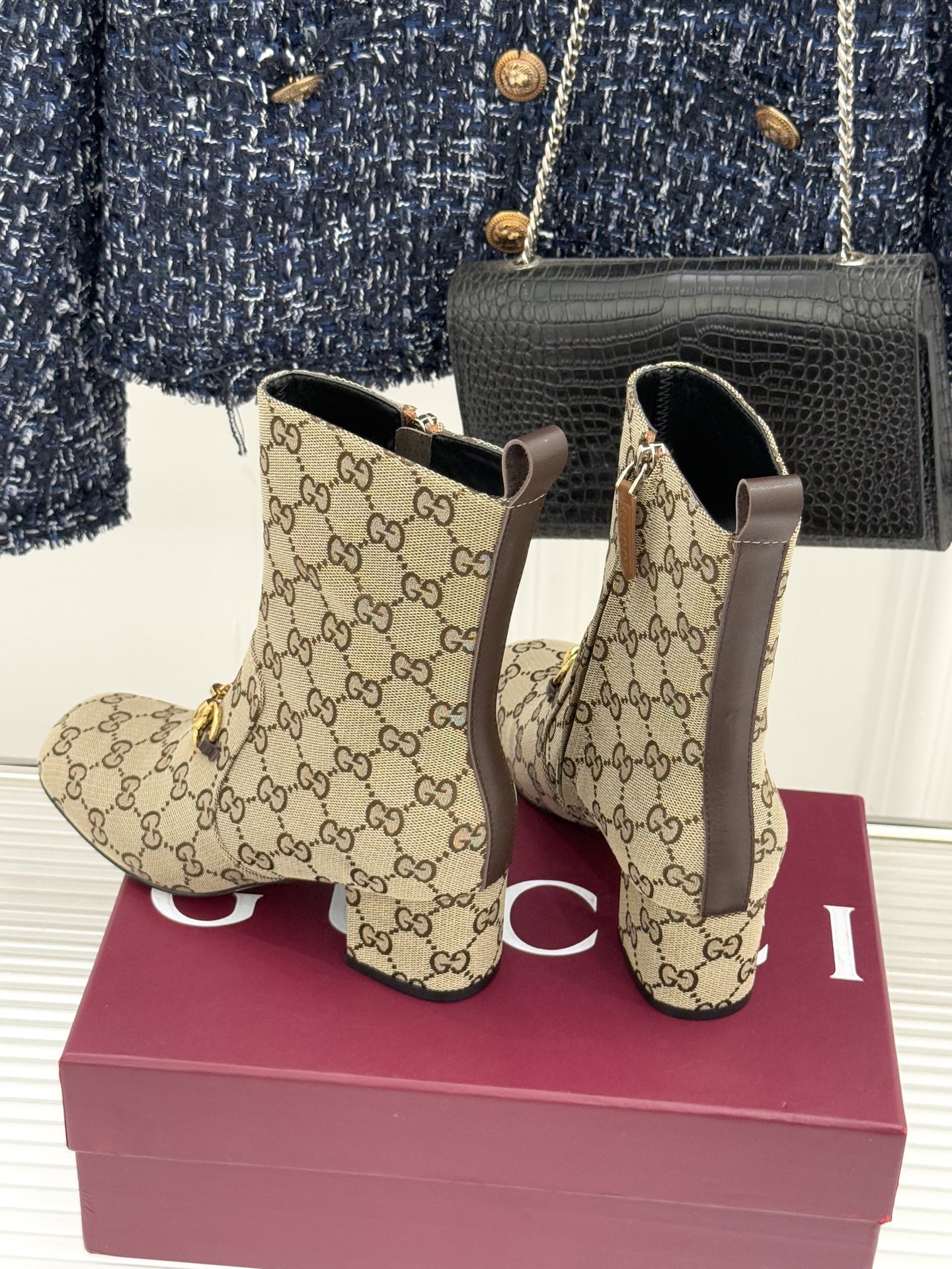 Gucci/古驰25WF新品马衔扣圆头粗跟短靴这款短靴以标志性马衔扣贯穿设计古银镀层雕琢出时光质感成为鞋