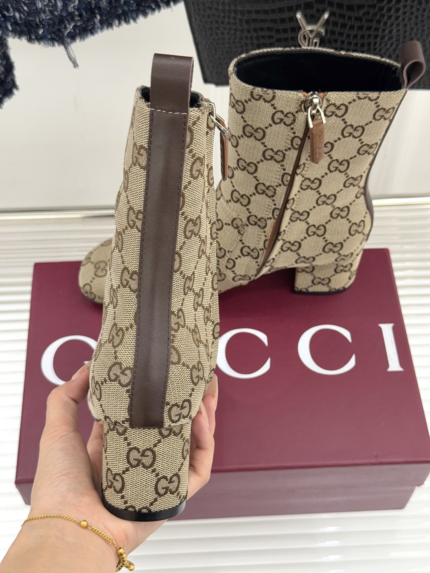 Gucci/古驰25WF新品马衔扣圆头粗跟短靴这款短靴以标志性马衔扣贯穿设计古银镀层雕琢出时光质感成为鞋