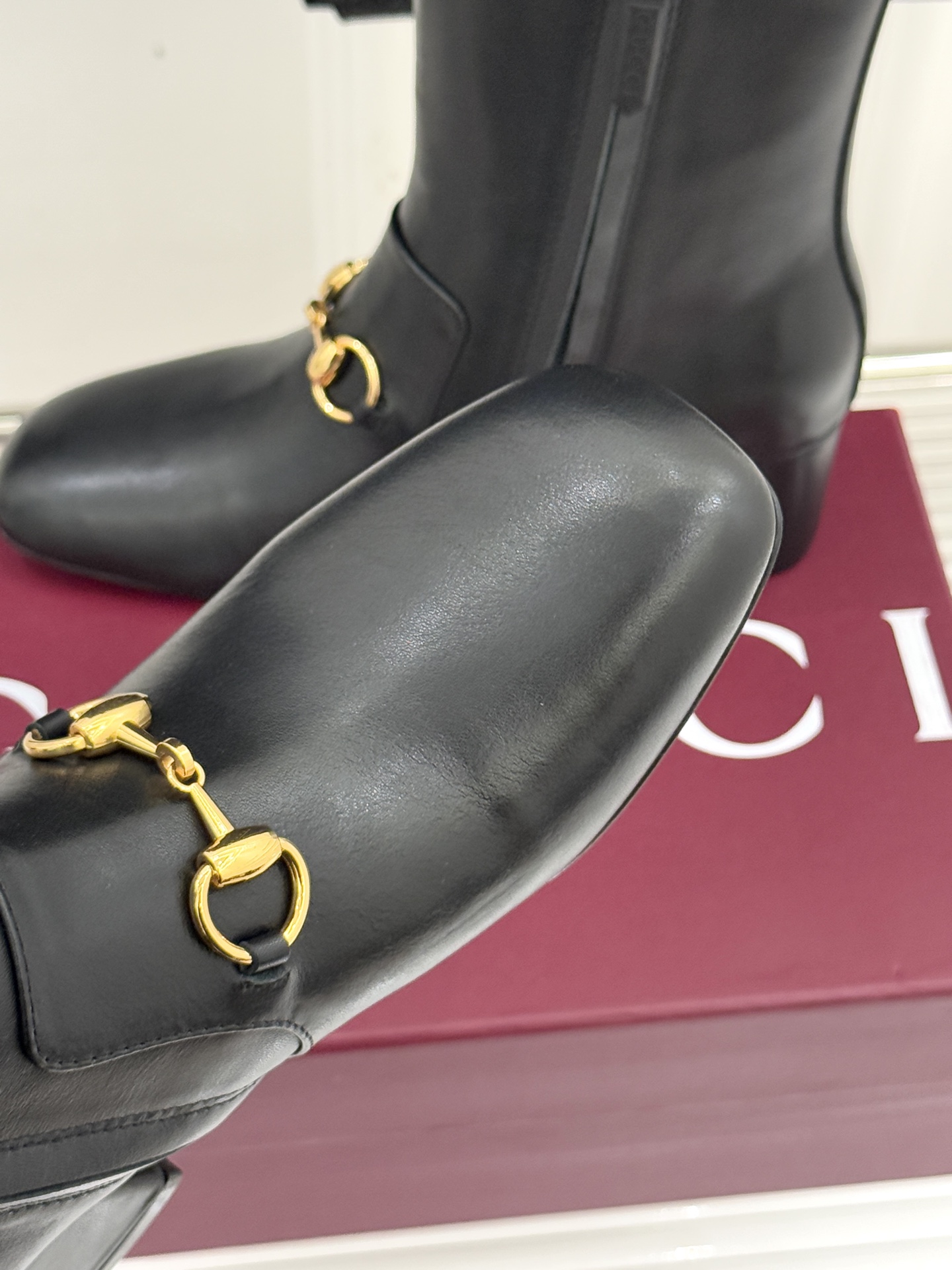 Gucci/古驰25WF新品马衔扣圆头粗跟短靴这款短靴以标志性马衔扣贯穿设计古银镀层雕琢出时光质感成为鞋