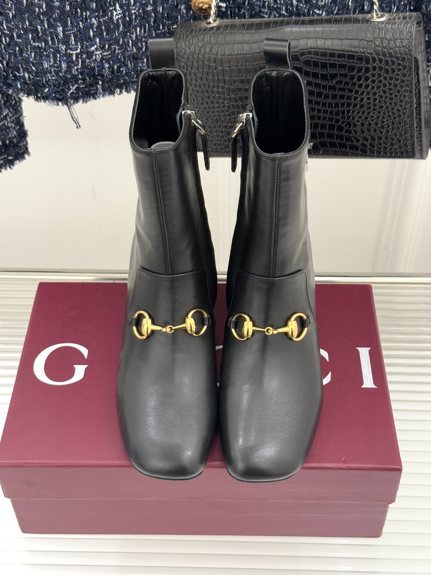 Gucci/古驰25WF新品马衔扣圆头粗跟短靴这款短靴以标志性马衔扣贯穿设计古银镀层雕琢出时光质感成为鞋