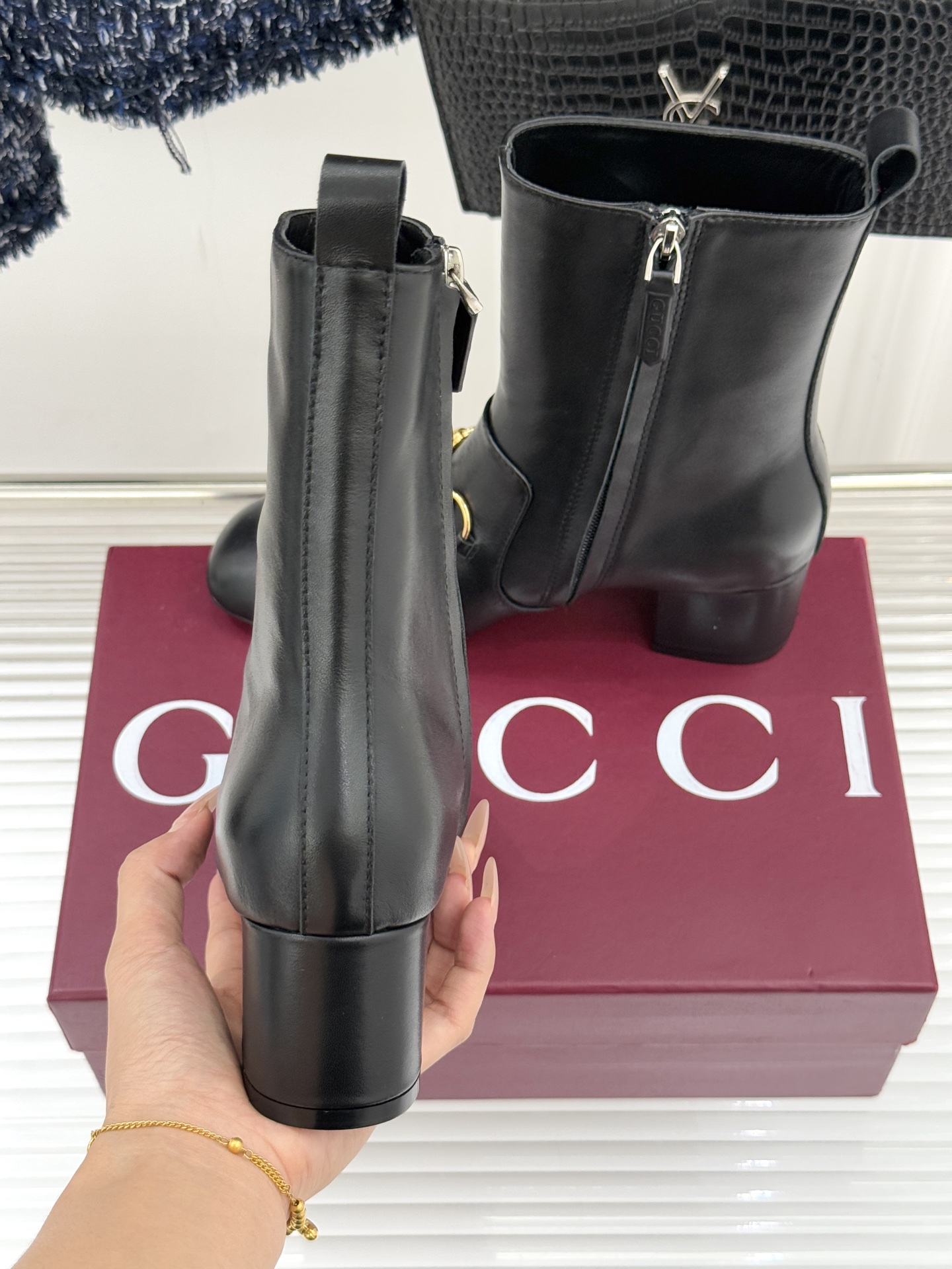 Gucci/古驰25WF新品马衔扣圆头粗跟短靴这款短靴以标志性马衔扣贯穿设计古银镀层雕琢出时光质感成为鞋