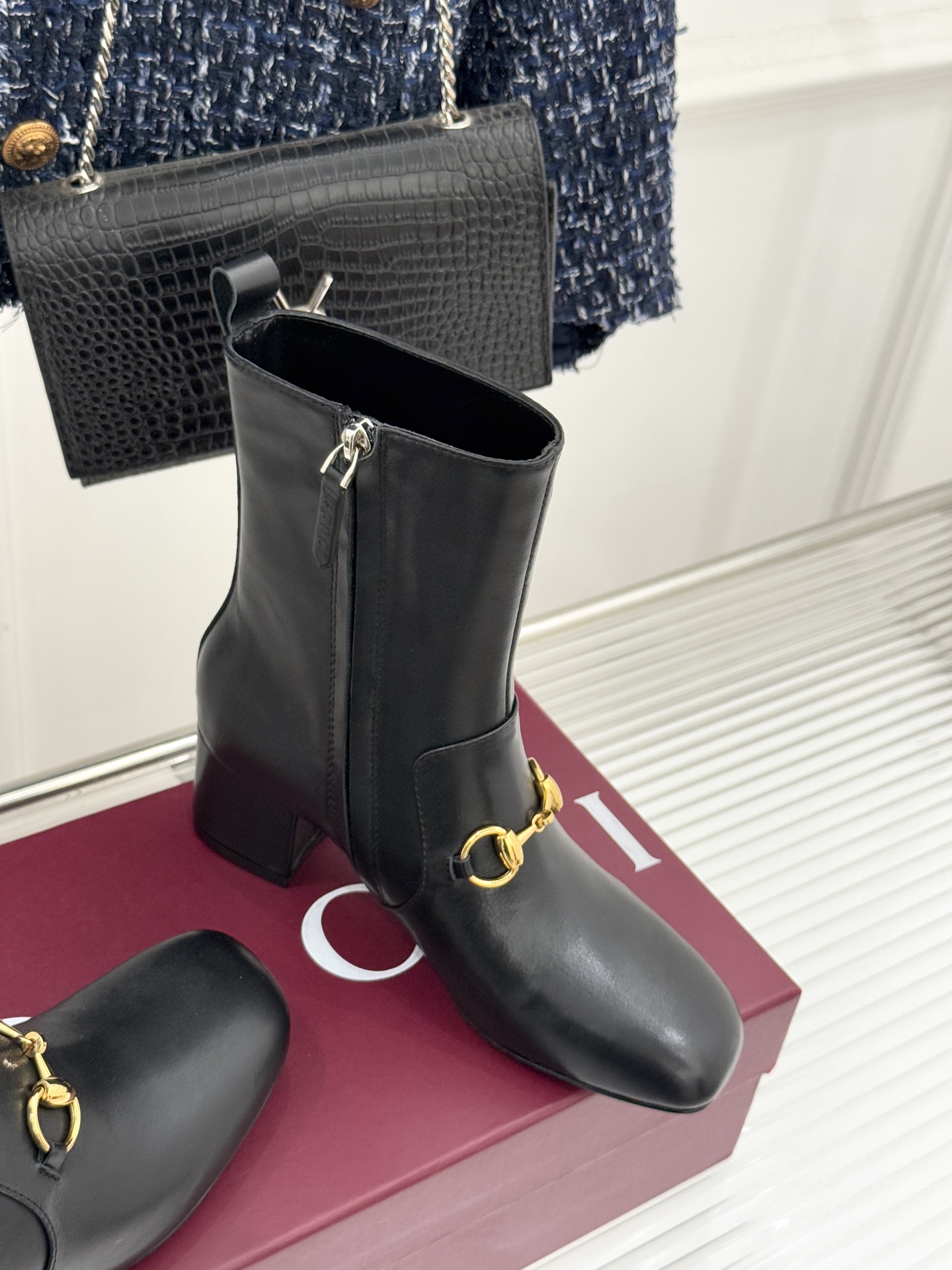 Gucci/古驰25WF新品马衔扣圆头粗跟短靴这款短靴以标志性马衔扣贯穿设计古银镀层雕琢出时光质感成为鞋