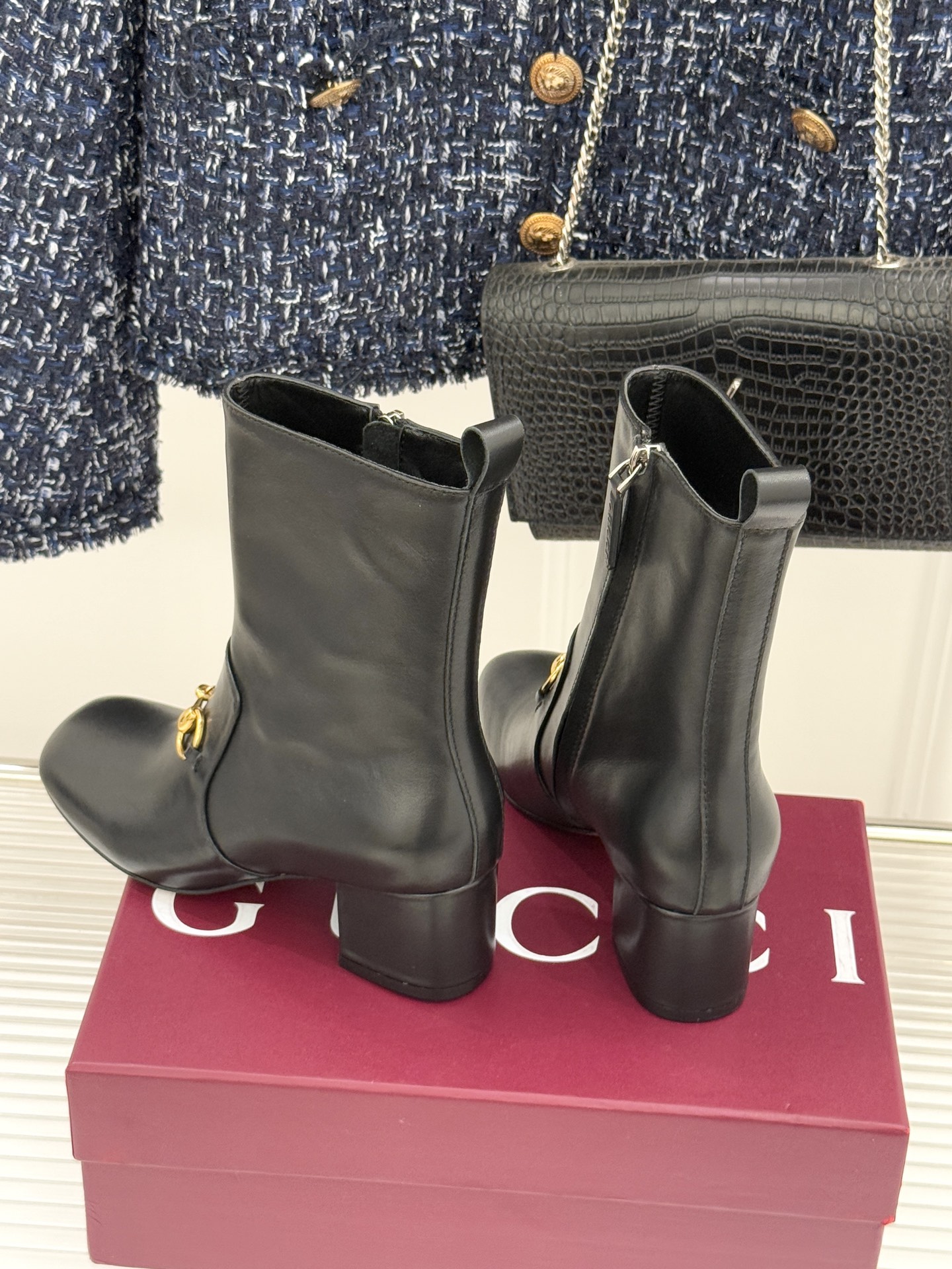 Gucci/古驰25WF新品马衔扣圆头粗跟短靴这款短靴以标志性马衔扣贯穿设计古银镀层雕琢出时光质感成为鞋