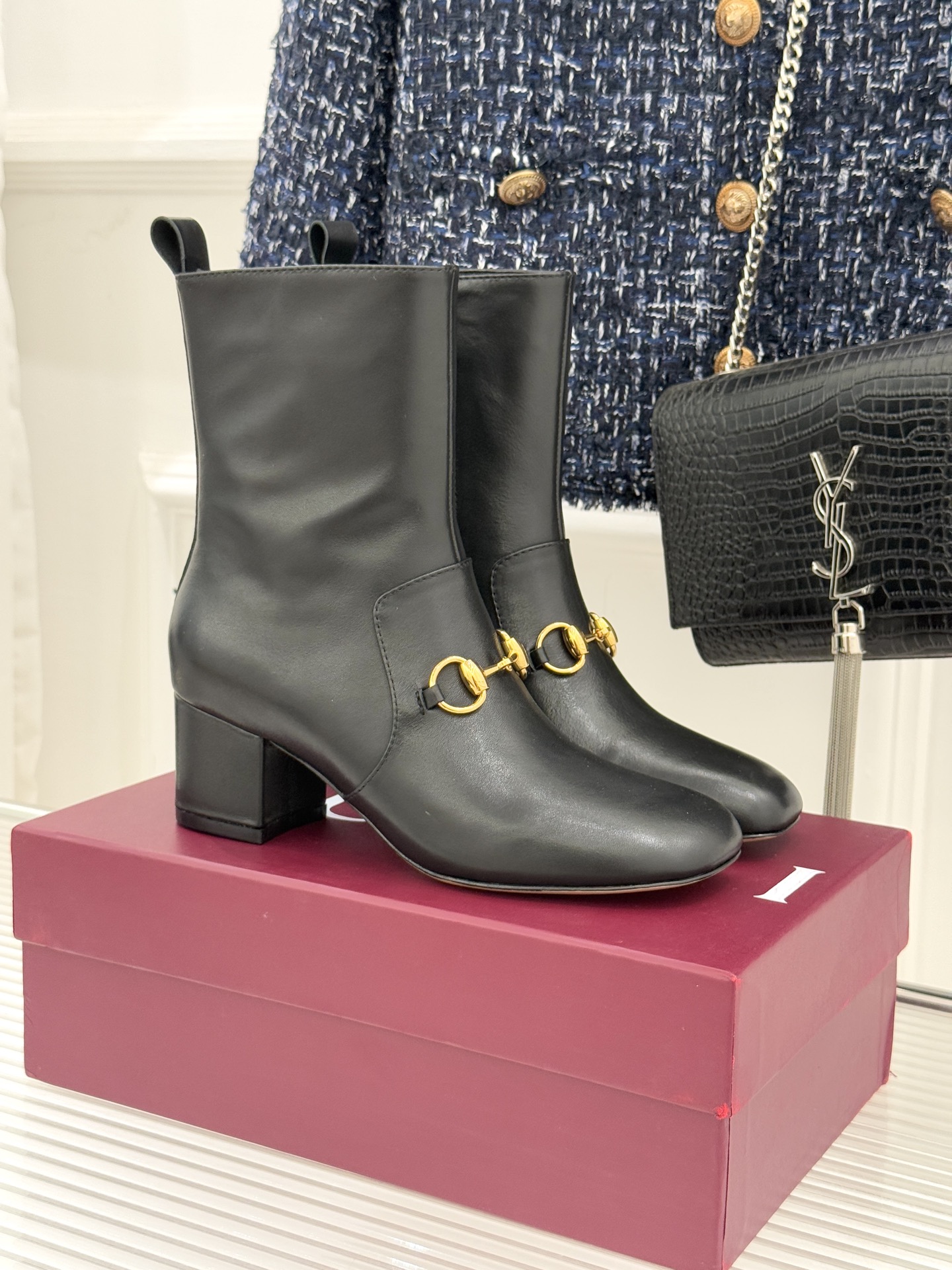 Gucci/古驰25WF新品马衔扣圆头粗跟短靴这款短靴以标志性马衔扣贯穿设计古银镀层雕琢出时光质感成为鞋