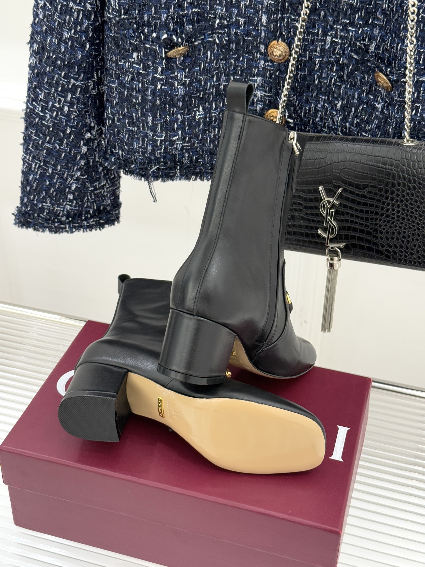 Gucci/古驰25WF新品马衔扣圆头粗跟短靴这款短靴以标志性马衔扣贯穿设计古银镀层雕琢出时光质感成为鞋