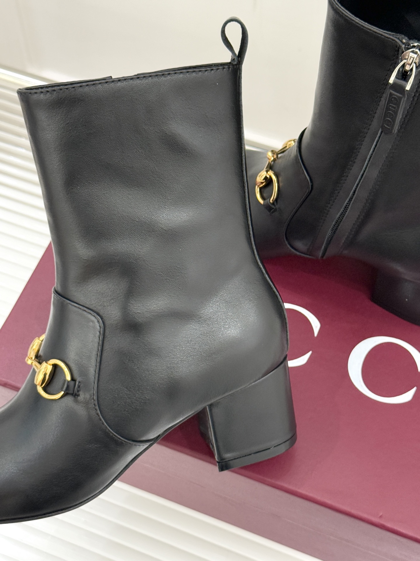 Gucci/古驰25WF新品马衔扣圆头粗跟短靴这款短靴以标志性马衔扣贯穿设计古银镀层雕琢出时光质感成为鞋