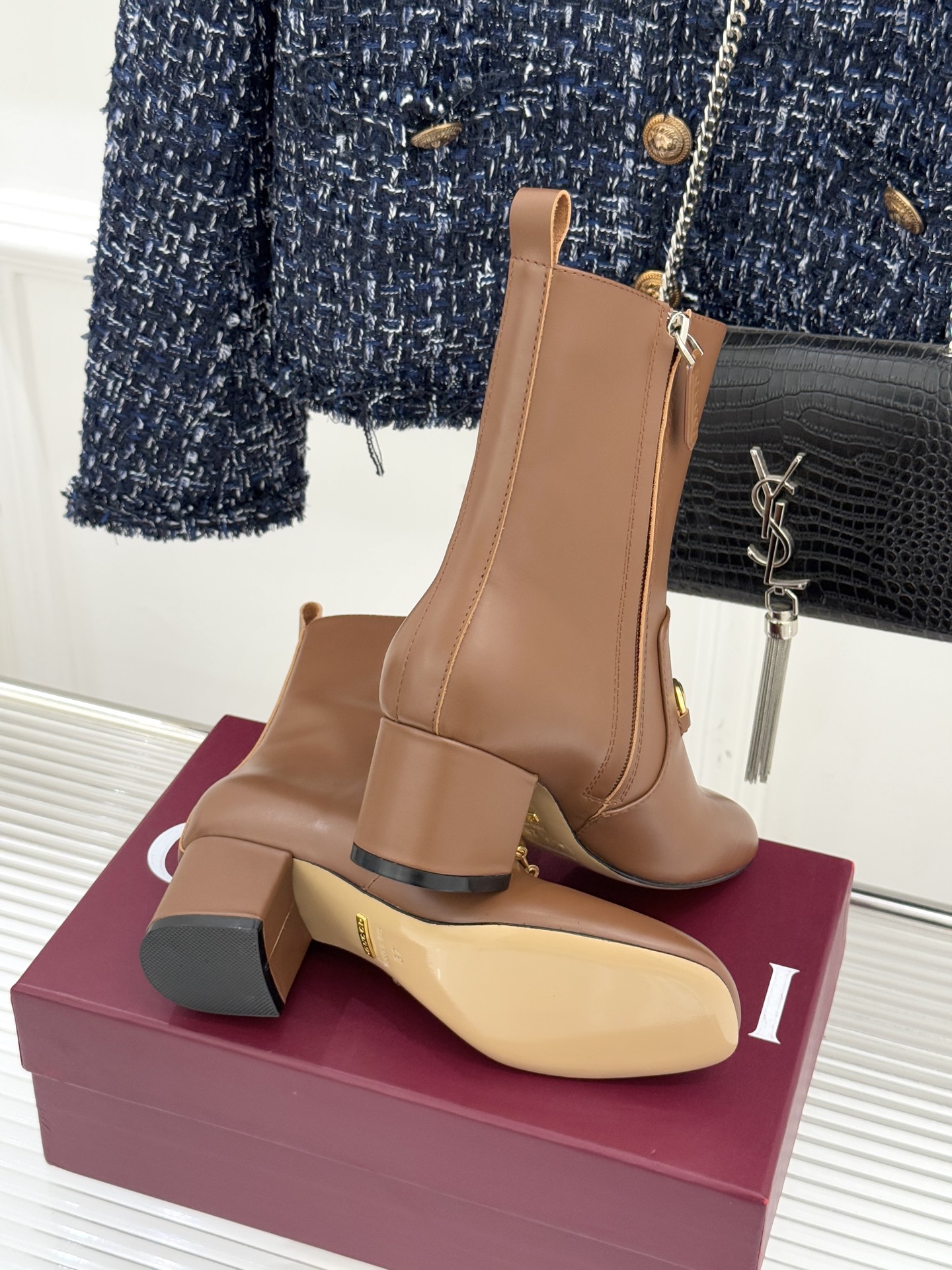 Gucci/古驰25WF新品马衔扣圆头粗跟短靴这款短靴以标志性马衔扣贯穿设计古银镀层雕琢出时光质感成为鞋