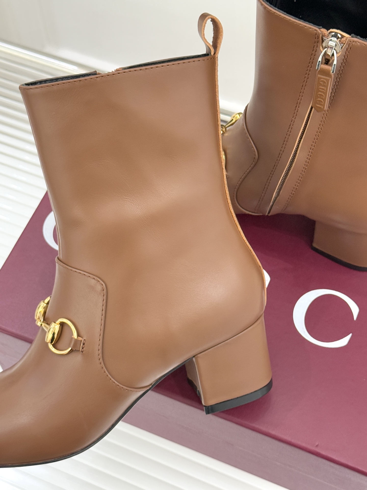 Gucci/古驰25WF新品马衔扣圆头粗跟短靴这款短靴以标志性马衔扣贯穿设计古银镀层雕琢出时光质感成为鞋