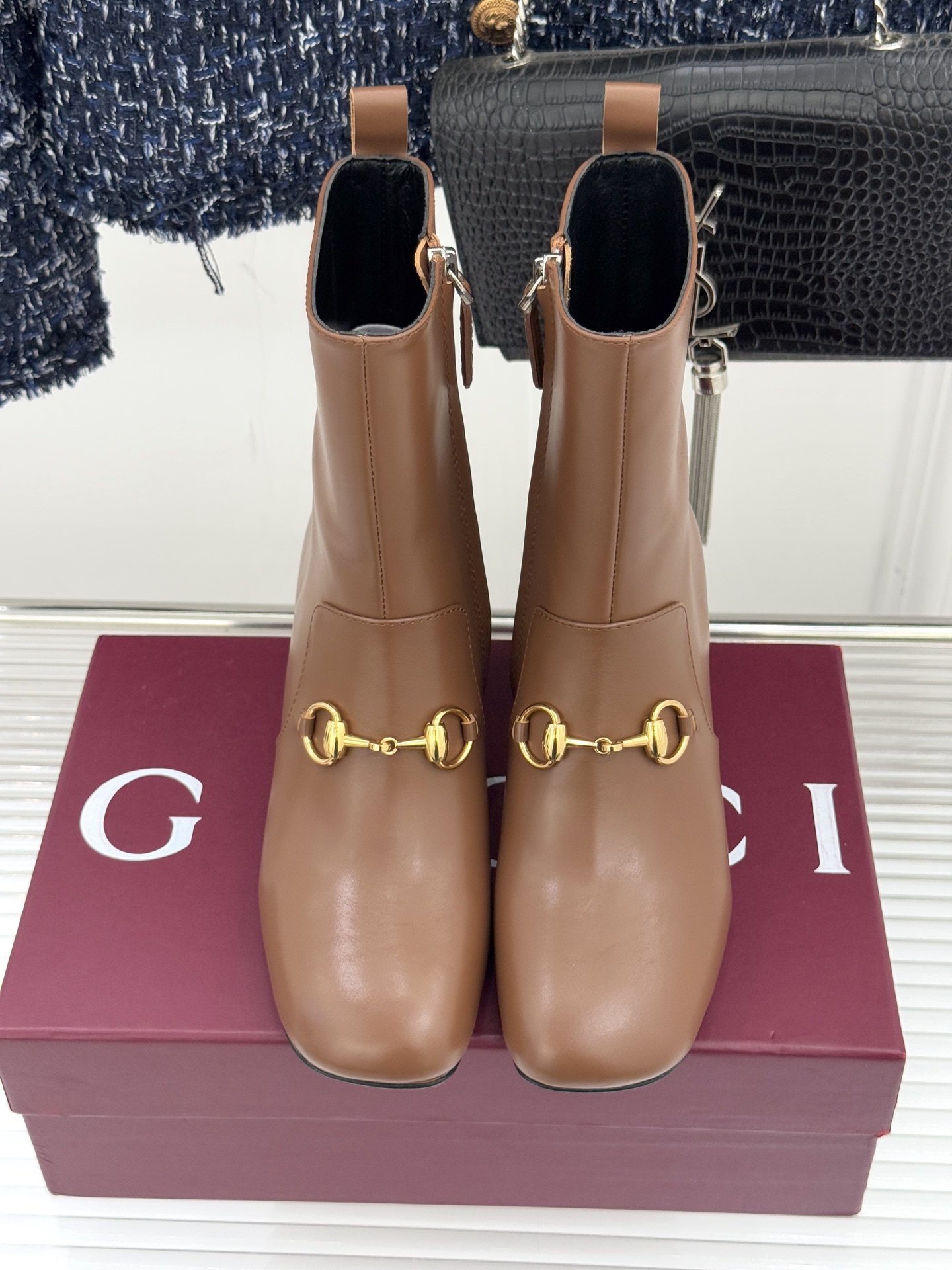 Gucci/古驰25WF新品马衔扣圆头粗跟短靴这款短靴以标志性马衔扣贯穿设计古银镀层雕琢出时光质感成为鞋