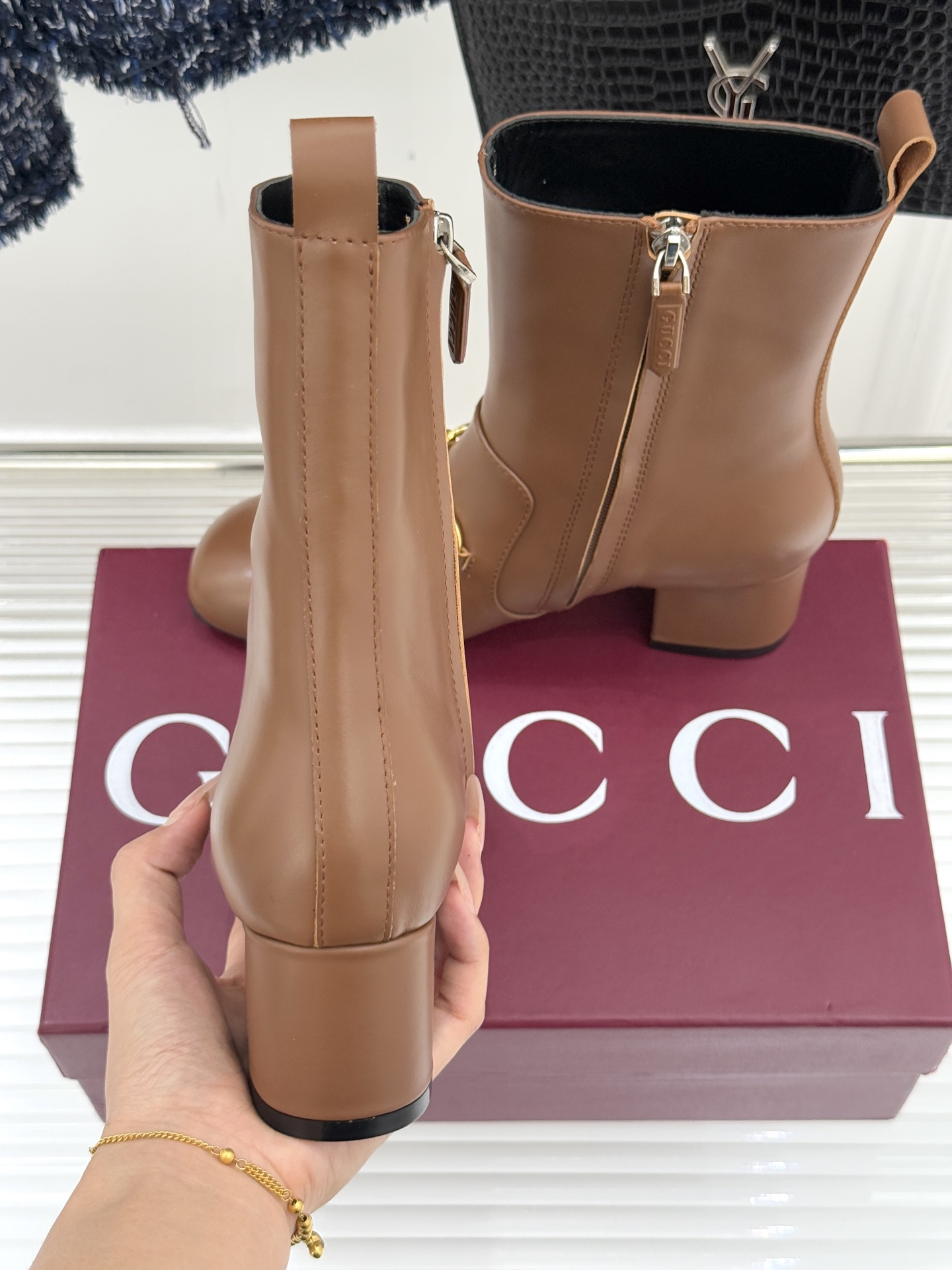 Gucci/古驰25WF新品马衔扣圆头粗跟短靴这款短靴以标志性马衔扣贯穿设计古银镀层雕琢出时光质感成为鞋