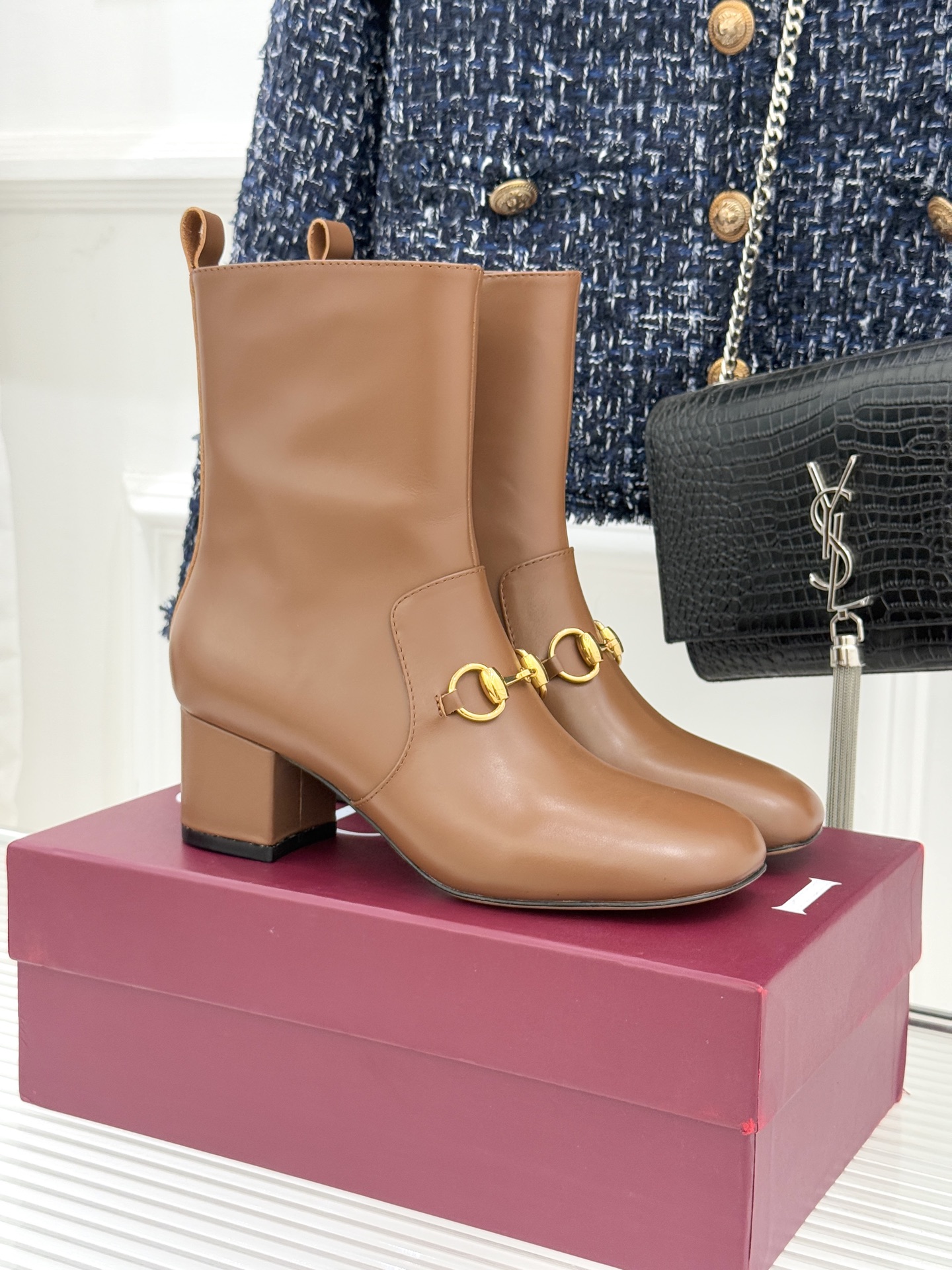 Gucci/古驰25WF新品马衔扣圆头粗跟短靴这款短靴以标志性马衔扣贯穿设计古银镀层雕琢出时光质感成为鞋