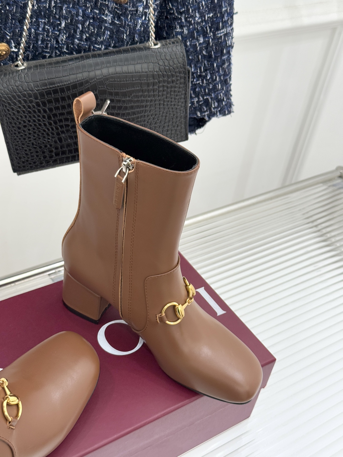 Gucci/古驰25WF新品马衔扣圆头粗跟短靴这款短靴以标志性马衔扣贯穿设计古银镀层雕琢出时光质感成为鞋