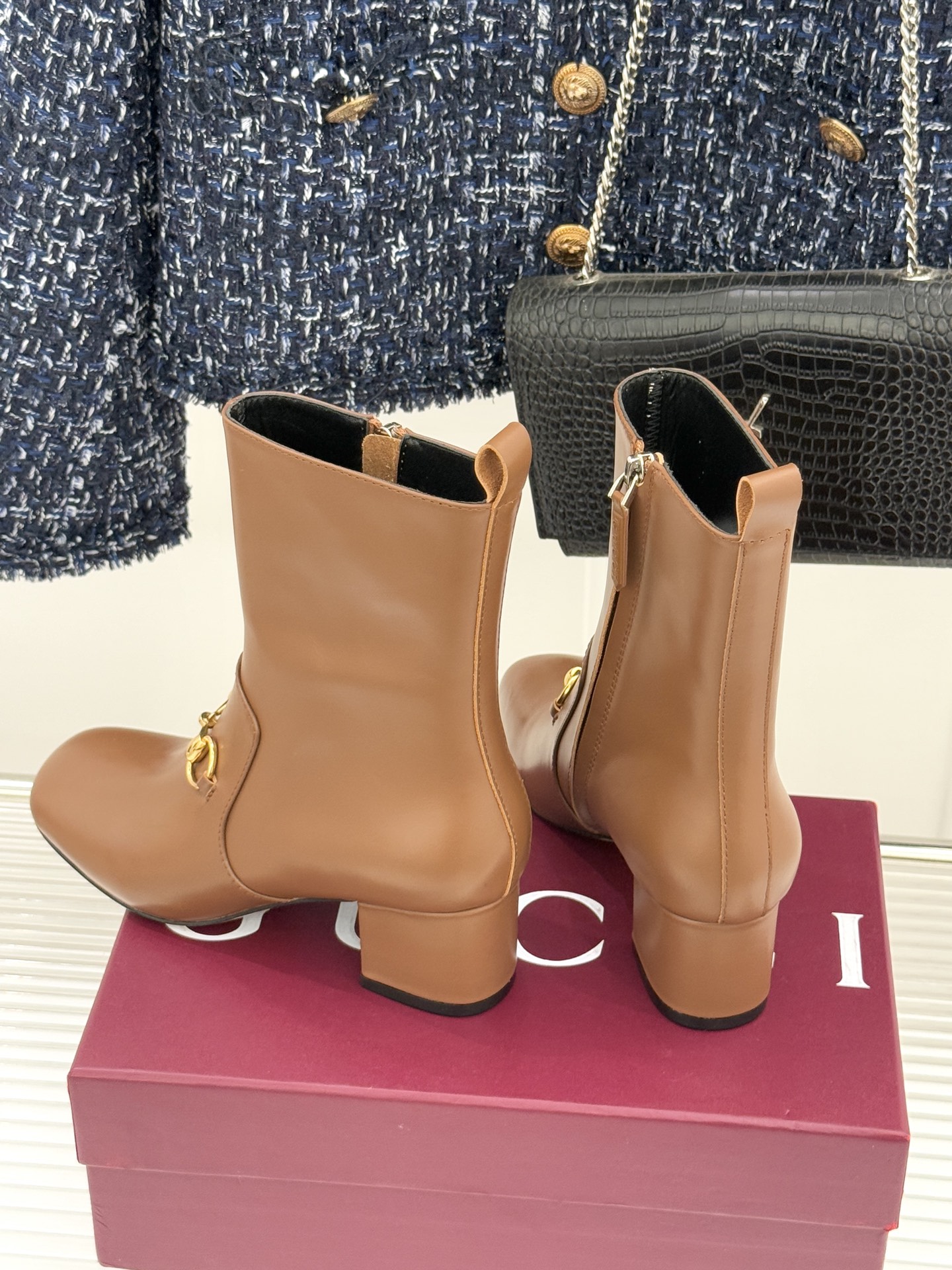 Gucci/古驰25WF新品马衔扣圆头粗跟短靴这款短靴以标志性马衔扣贯穿设计古银镀层雕琢出时光质感成为鞋