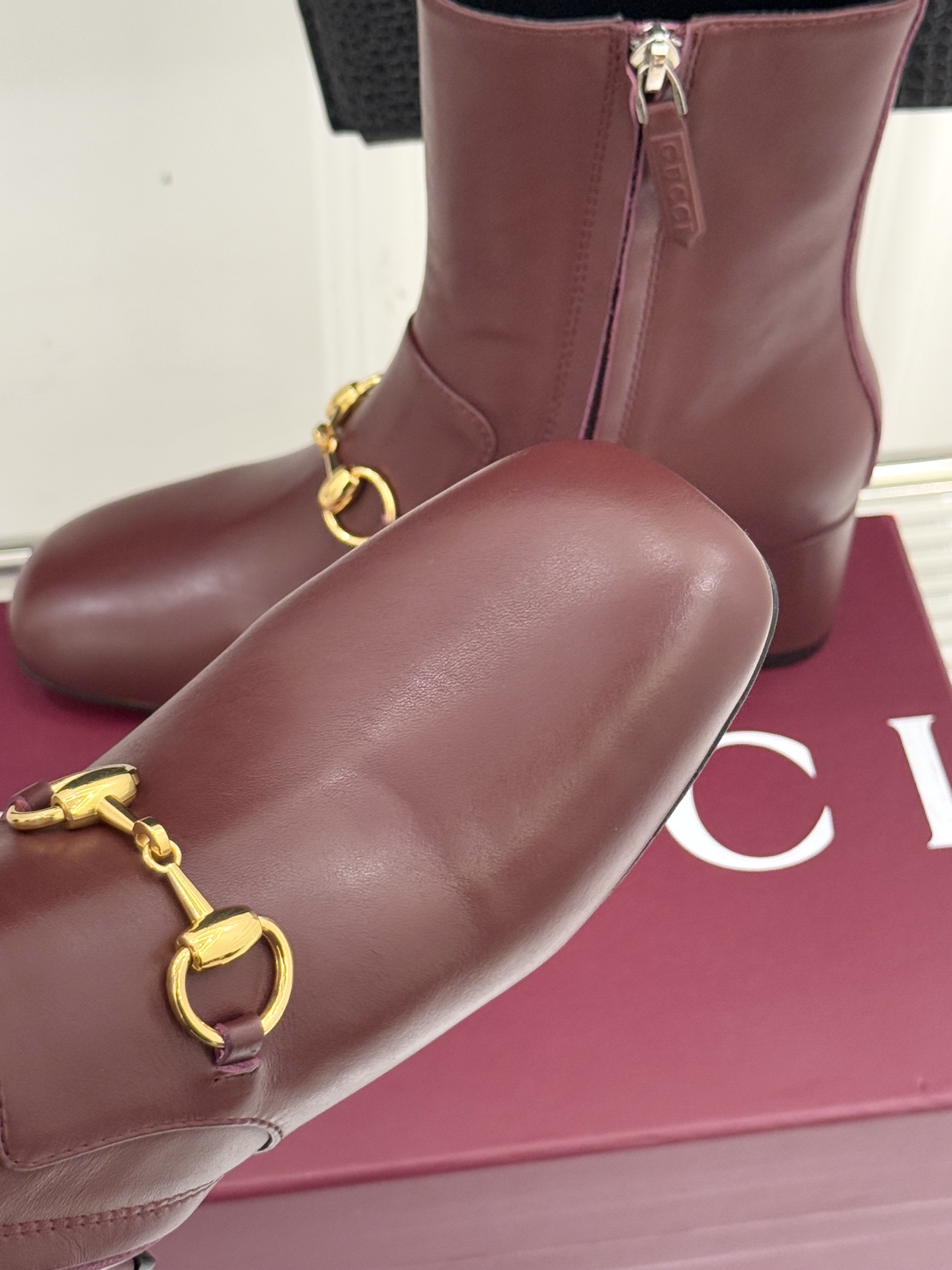 Gucci/古驰25WF新品马衔扣圆头粗跟短靴这款短靴以标志性马衔扣贯穿设计古银镀层雕琢出时光质感成为鞋