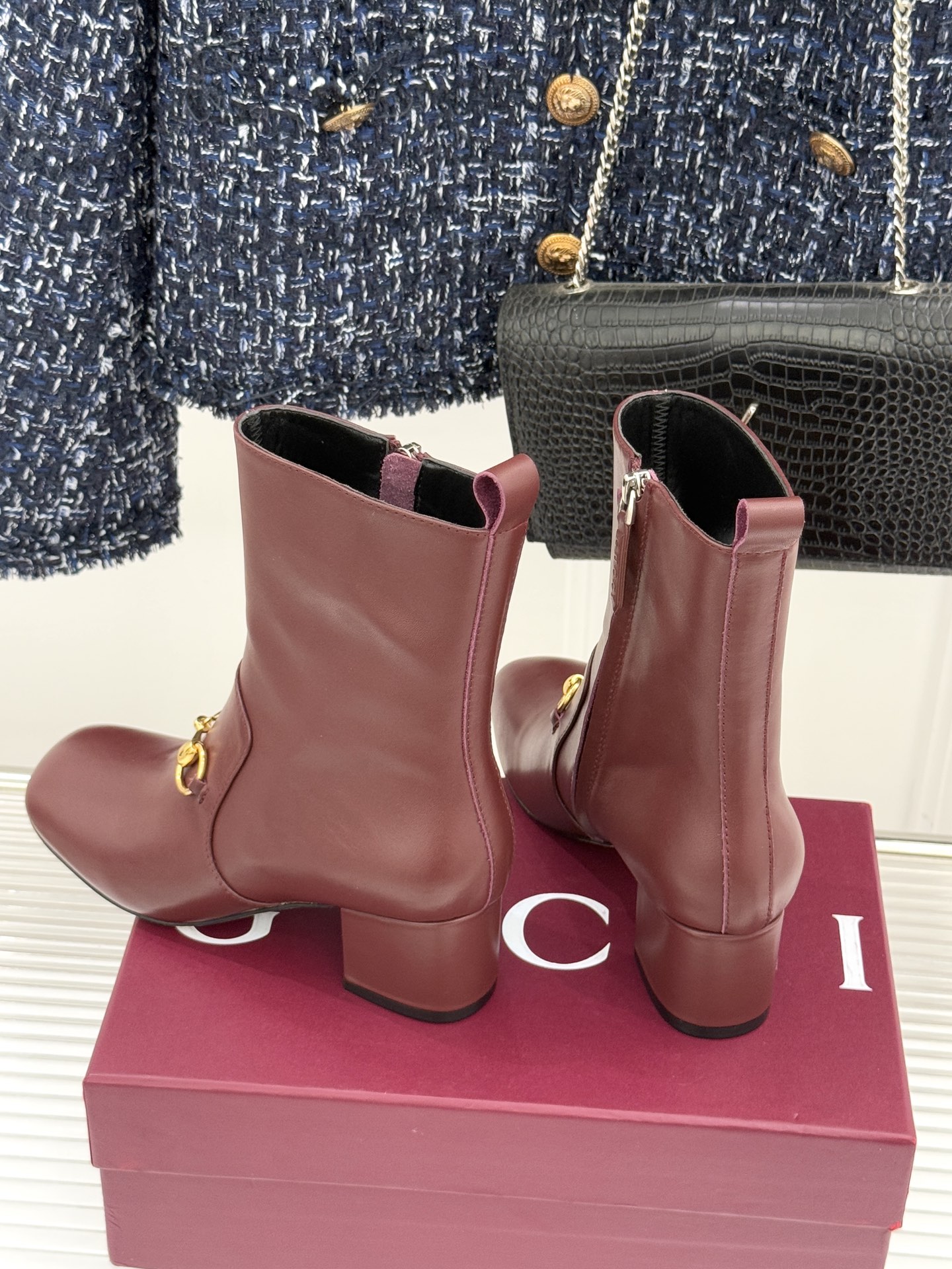 Gucci/古驰25WF新品马衔扣圆头粗跟短靴这款短靴以标志性马衔扣贯穿设计古银镀层雕琢出时光质感成为鞋