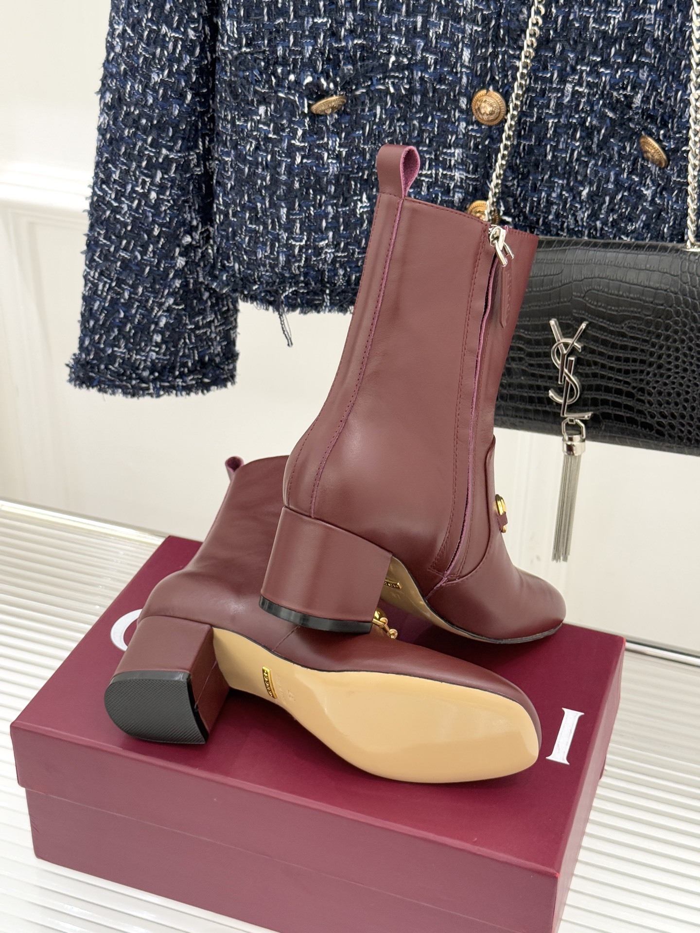 Gucci/古驰25WF新品马衔扣圆头粗跟短靴这款短靴以标志性马衔扣贯穿设计古银镀层雕琢出时光质感成为鞋