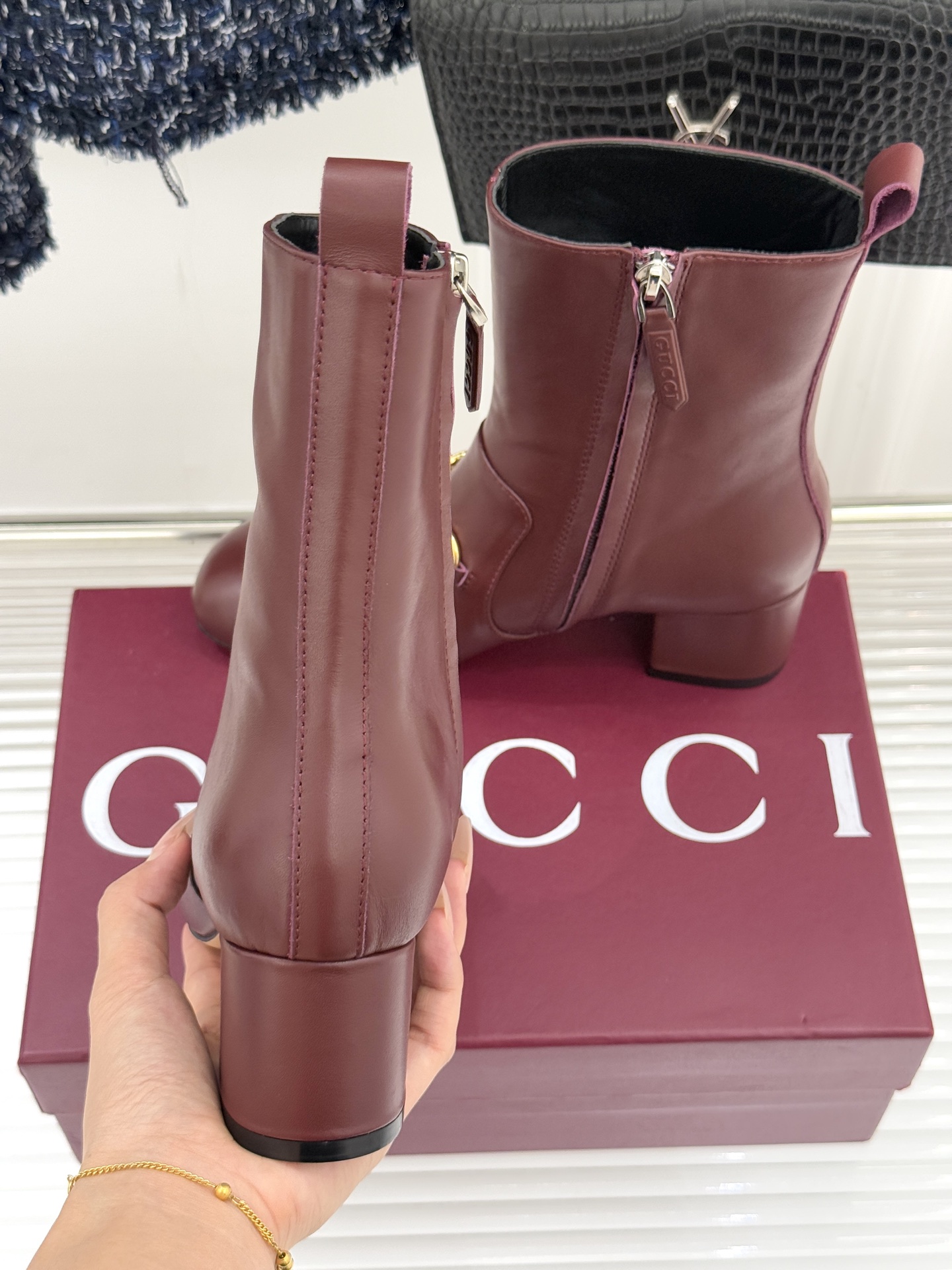 Gucci/古驰25WF新品马衔扣圆头粗跟短靴这款短靴以标志性马衔扣贯穿设计古银镀层雕琢出时光质感成为鞋