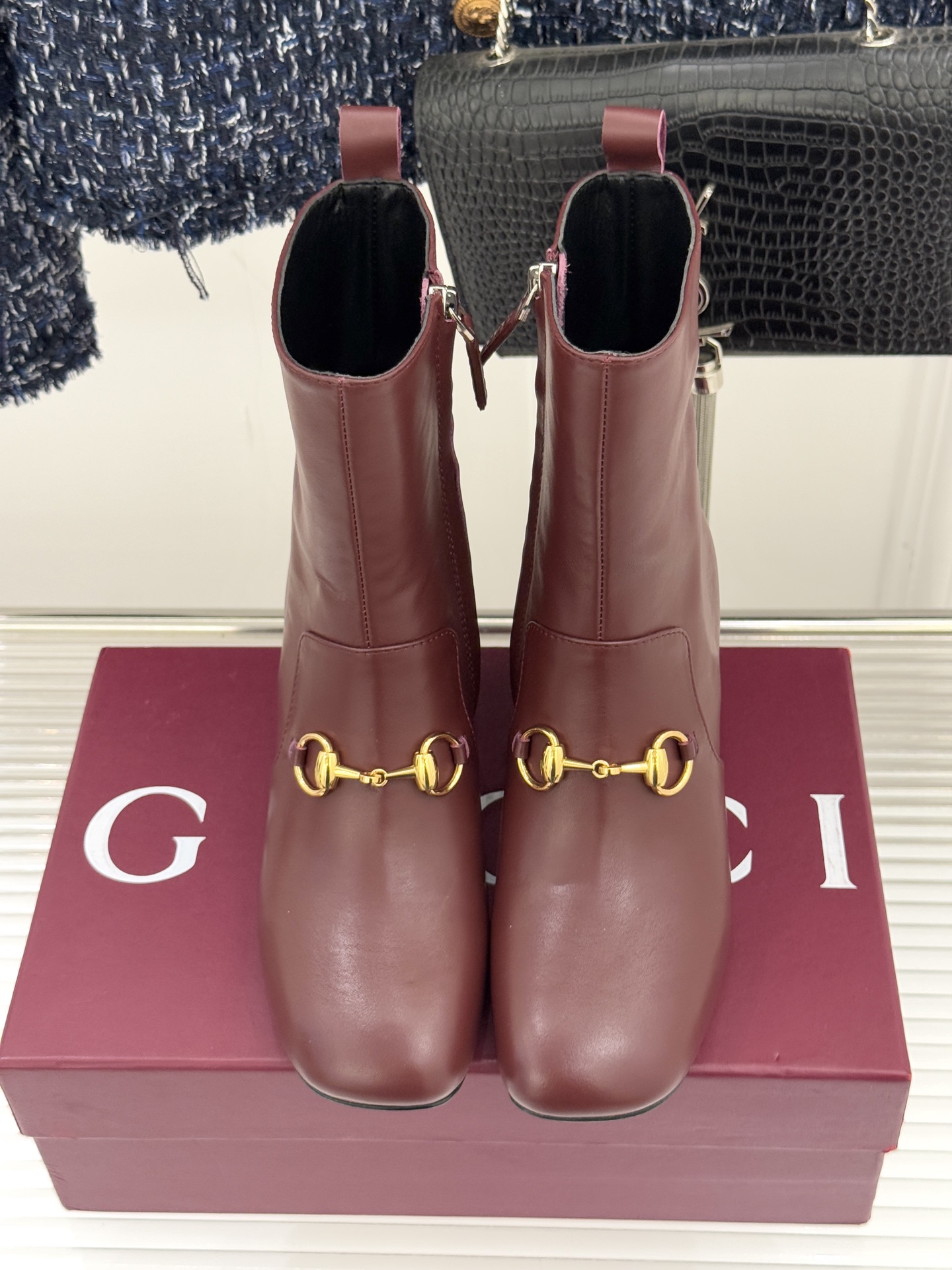 Gucci/古驰25WF新品马衔扣圆头粗跟短靴这款短靴以标志性马衔扣贯穿设计古银镀层雕琢出时光质感成为鞋