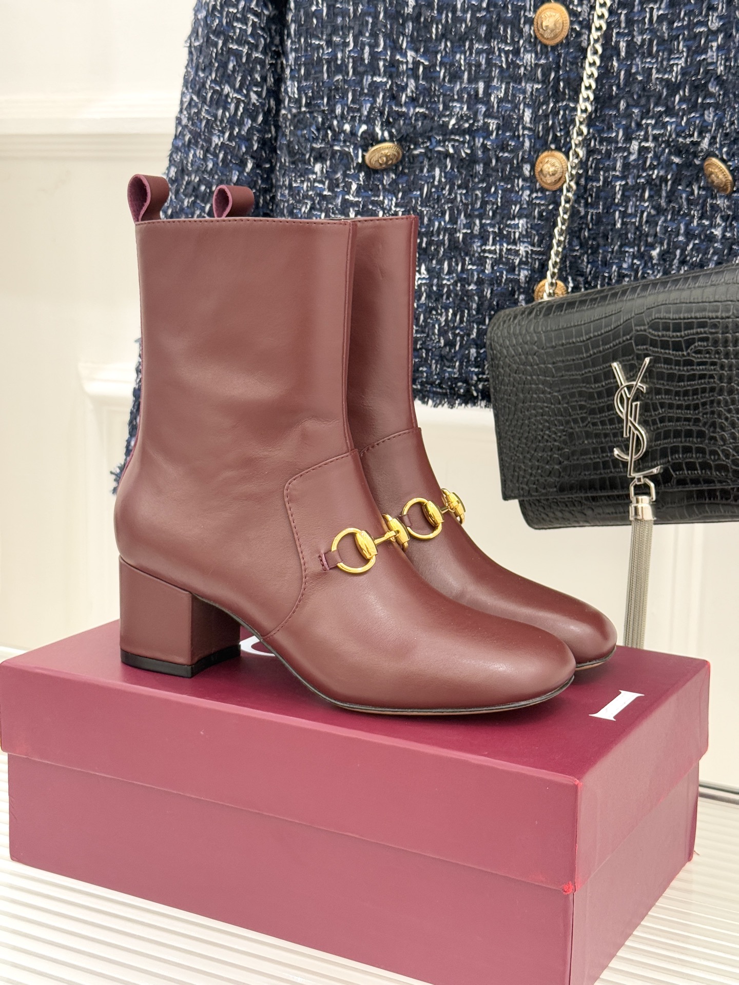 Gucci/古驰25WF新品马衔扣圆头粗跟短靴这款短靴以标志性马衔扣贯穿设计古银镀层雕琢出时光质感成为鞋