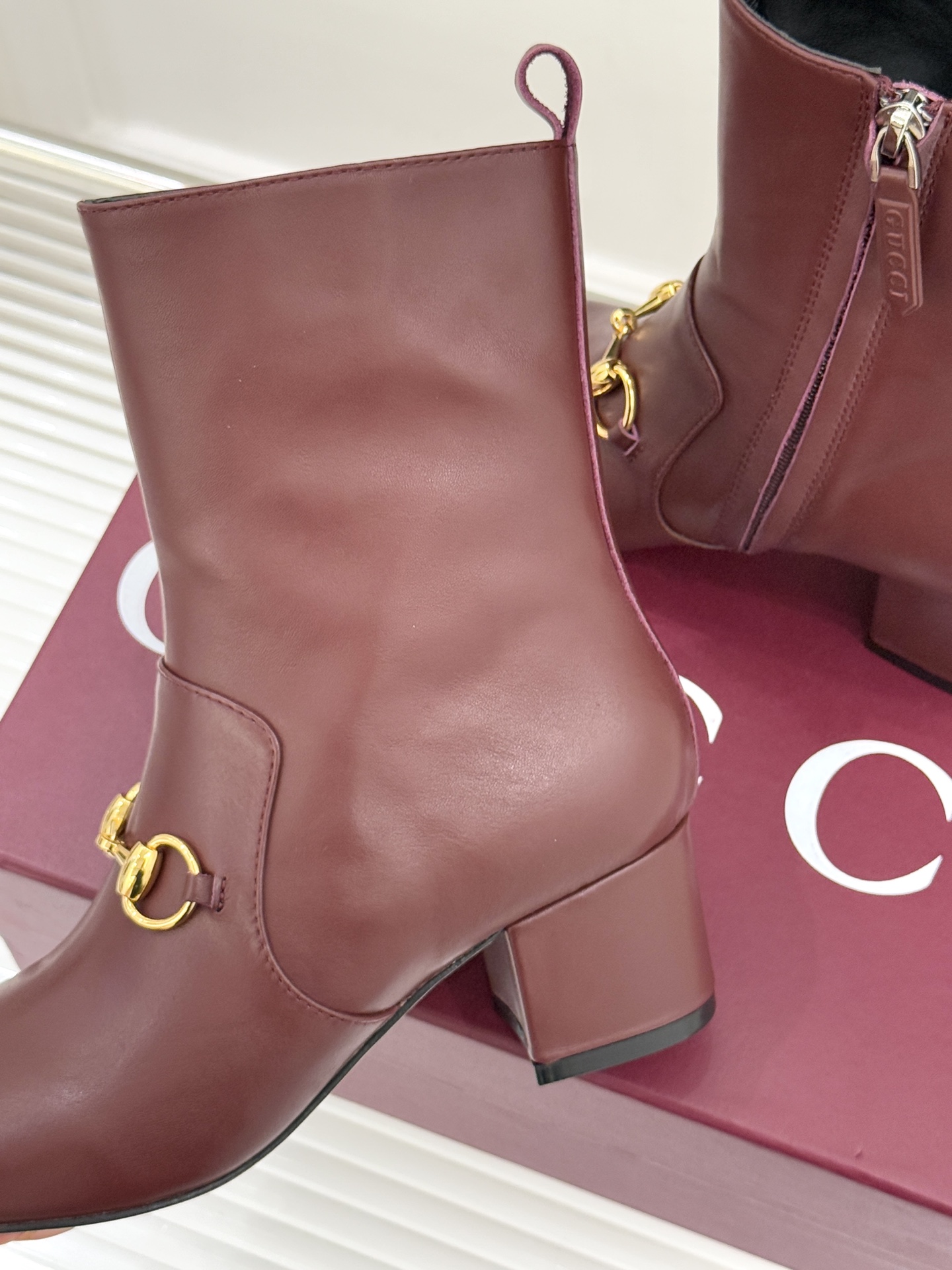 Gucci/古驰25WF新品马衔扣圆头粗跟短靴这款短靴以标志性马衔扣贯穿设计古银镀层雕琢出时光质感成为鞋