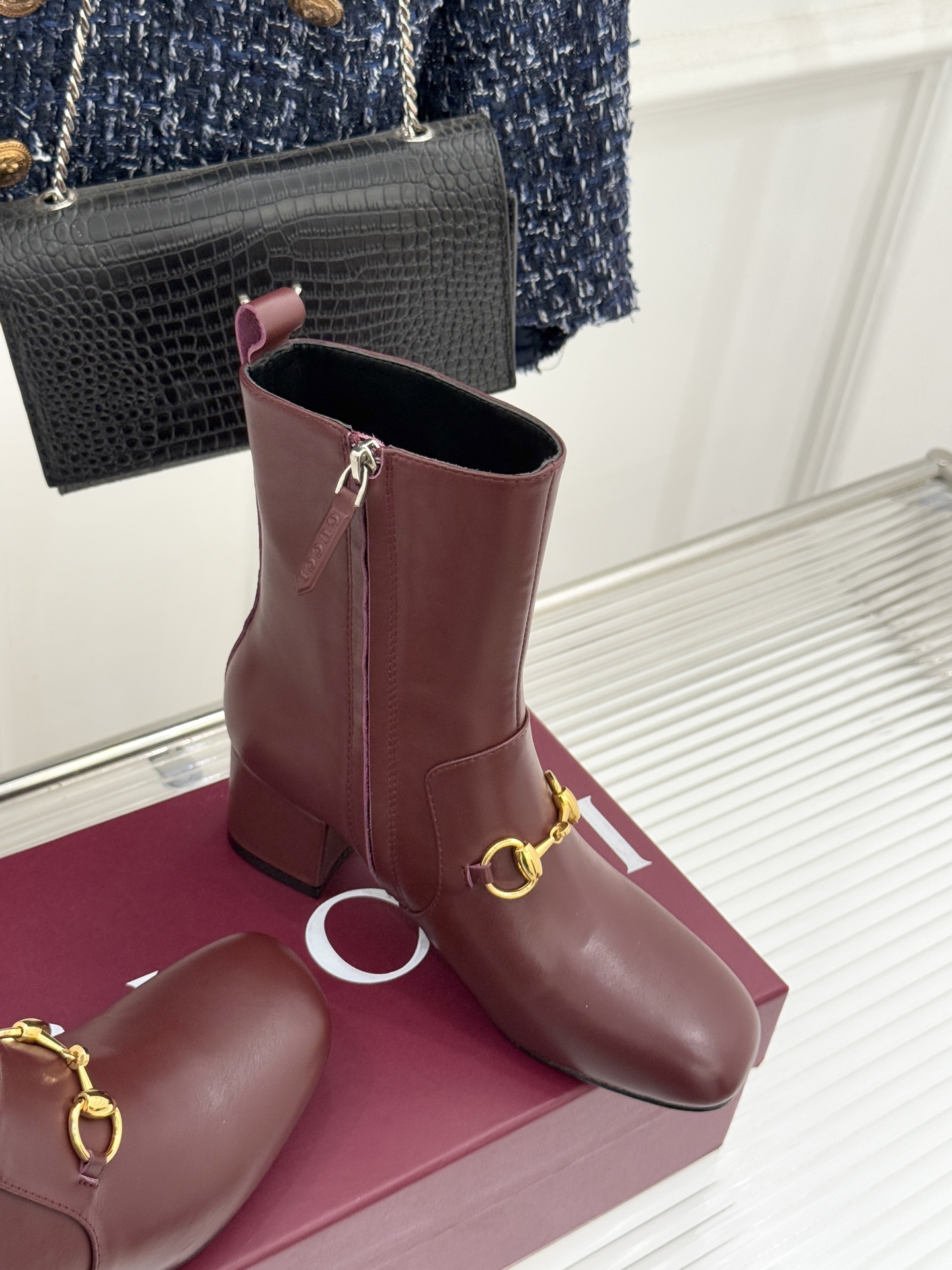 Gucci/古驰25WF新品马衔扣圆头粗跟短靴这款短靴以标志性马衔扣贯穿设计古银镀层雕琢出时光质感成为鞋