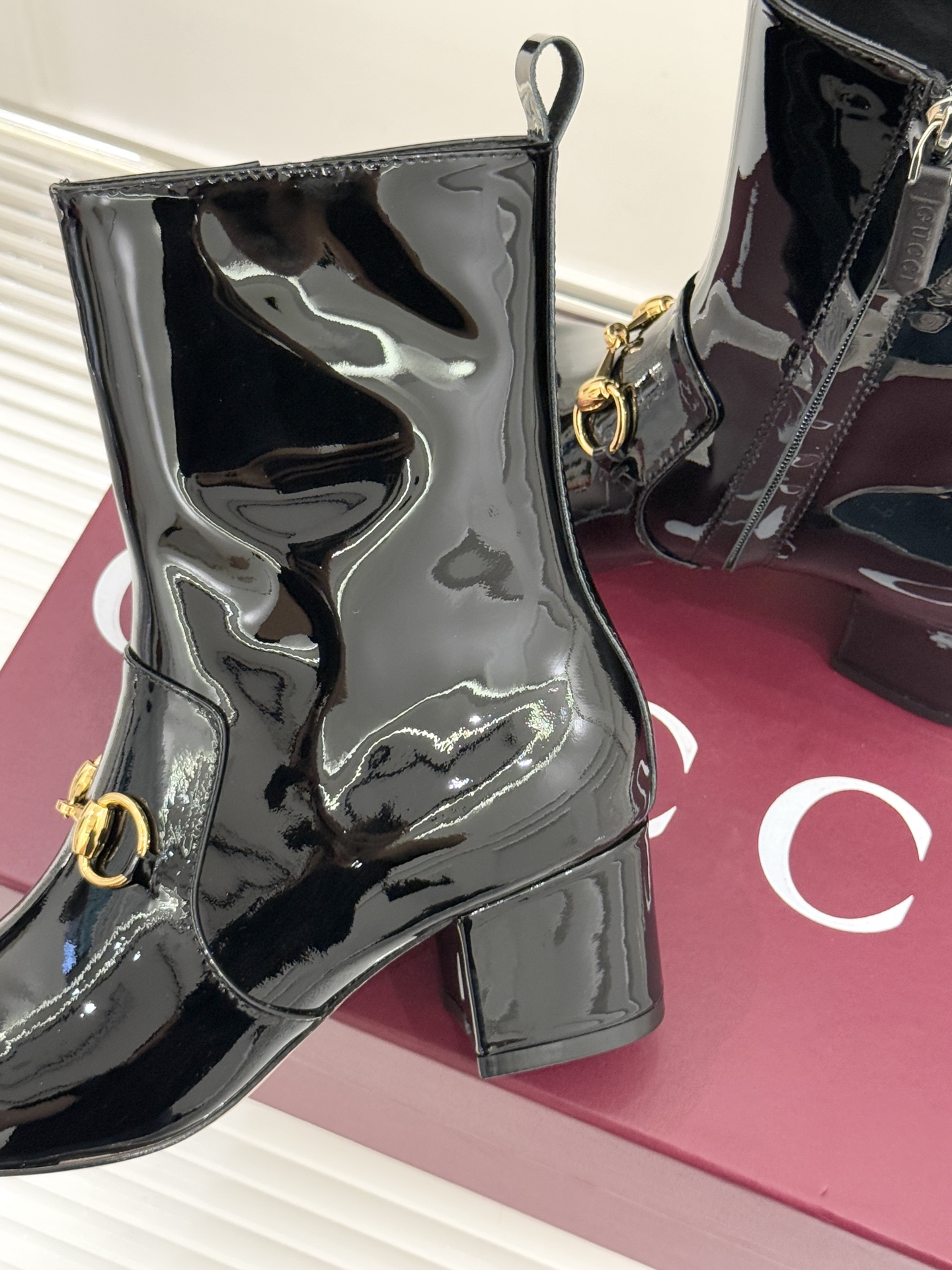 Gucci/古驰25WF新品马衔扣圆头粗跟短靴这款短靴以标志性马衔扣贯穿设计古银镀层雕琢出时光质感成为鞋