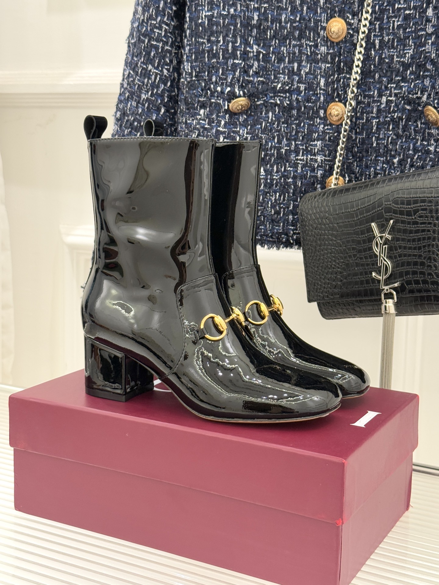 Gucci/古驰25WF新品马衔扣圆头粗跟短靴这款短靴以标志性马衔扣贯穿设计古银镀层雕琢出时光质感成为鞋